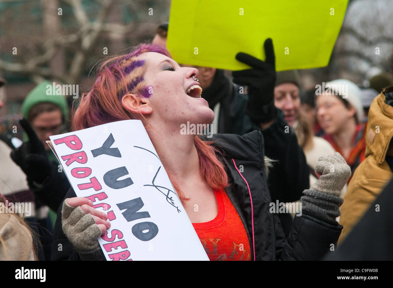 New York, NY - Dicembre 17 - occupare Wall Street ha lanciato i manifestanti occupano 2.0, segnando la loro tre mese anniversario con musica, danza e teatro di strada in Piazza Duarte. 50 persone sono state arrestate quando hanno scalato una recinzione di tentare di occupare un posto vacante o lotto di proprietà di Trinità Cuurch. Foto Stock