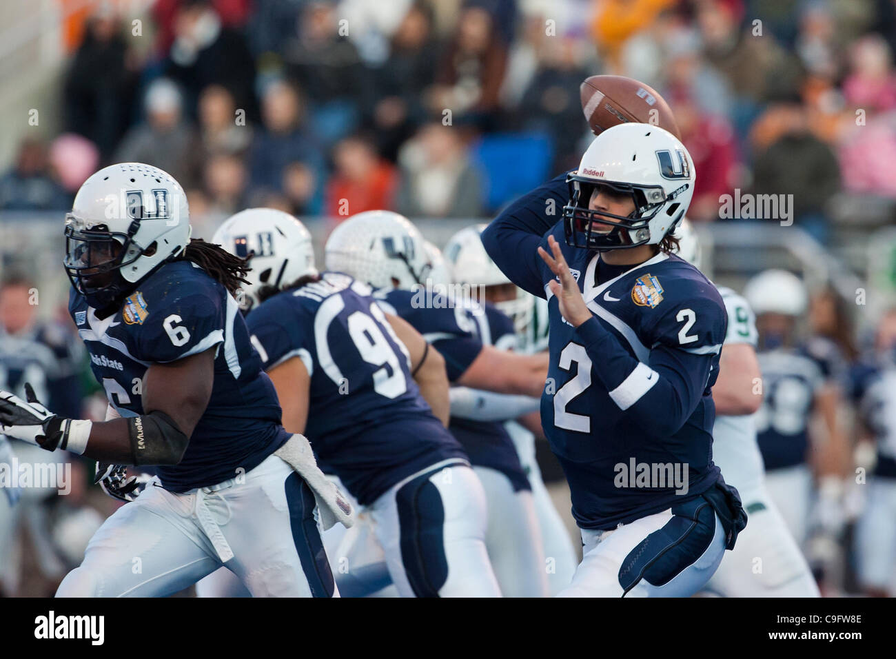 Dic. 17, 2011 - Boise, Idaho, Stati Uniti d'America - 17 dicembre 2011: Utah State quarterback Adam Kennedy (2) genera un passaggio durante la prima metà azione della famosa Idaho tazza di patate a Boise Idaho. La Utah State Aggies hanno portato la Ohio Bobcats 9-7 a metà. (Credito Immagine: © Stanley Brewster/Sout Foto Stock