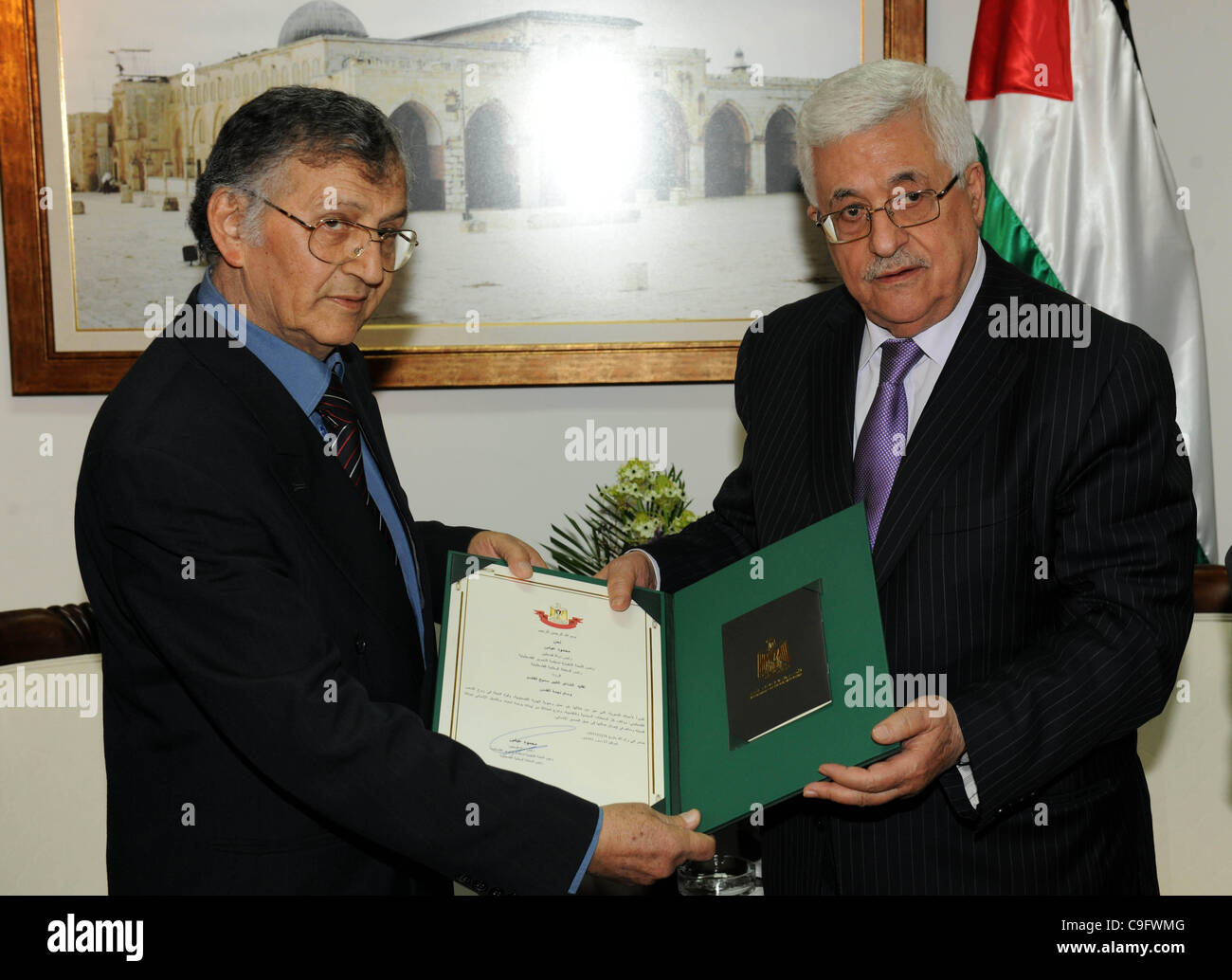 Dic. 18, 2011 - Ramallah, West Bank, Territorio palestinese - il presidente palestinese Mahmoud Abbas (Abu Mazen) onora il poeta Samih al-Qasim in Cisgiordania città di Ramallah a Dic. 18, 2011. Foto di Thaer Ganaim (credito Immagine: © Thaer Ganaim  Apaimages APA/images/ZUMAPRESS.com) Foto Stock