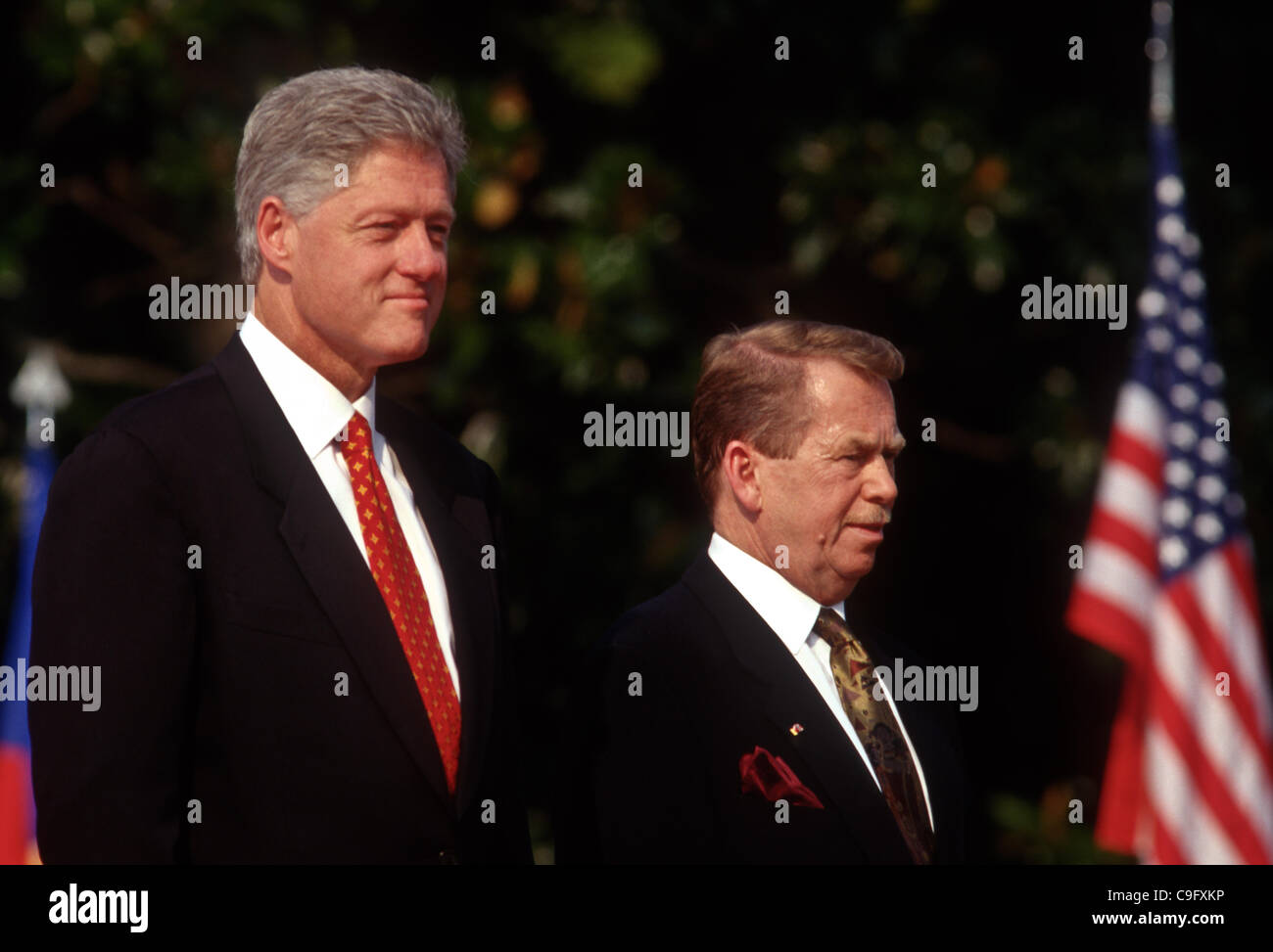 Il presidente Bill Clinton e il Presidente della Repubblica ceca Vaclav Havel stand per inni nazionali alla Casa Bianca durante il ceco Visita di Stato il 16 settembre 1998 a Washington, DC. Vaclav Havel, ex drammaturgo dissidente che ha guidato la Cecoslovacchia's 1989 "Rivoluzione di Velluto" contro il comunismo e quindi ser Foto Stock