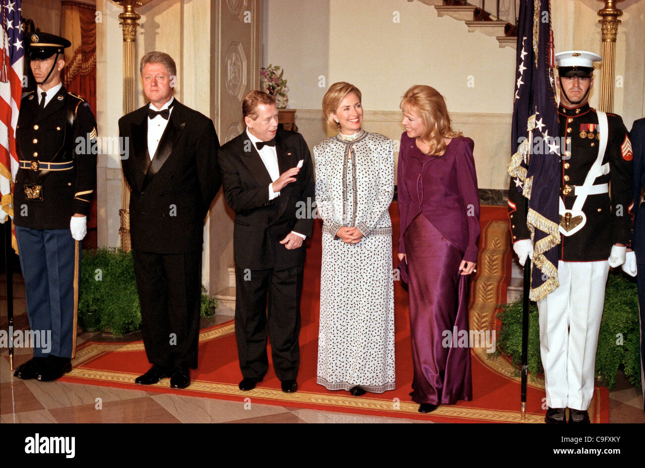 Il presidente Bill Clinton (L) stand con il Presidente della Repubblica ceca Vaclav Havel, first lady Hillary Clinton e Dagmar Havlova (R), la moglie del Presidente Havel durante l'arrivo allo Stato la cena il 16 settembre 1998 a Washington, DC. Havel, ex drammaturgo dissidente che ha guidato la Cecoslovacchia's 1989 "Velvet R Foto Stock