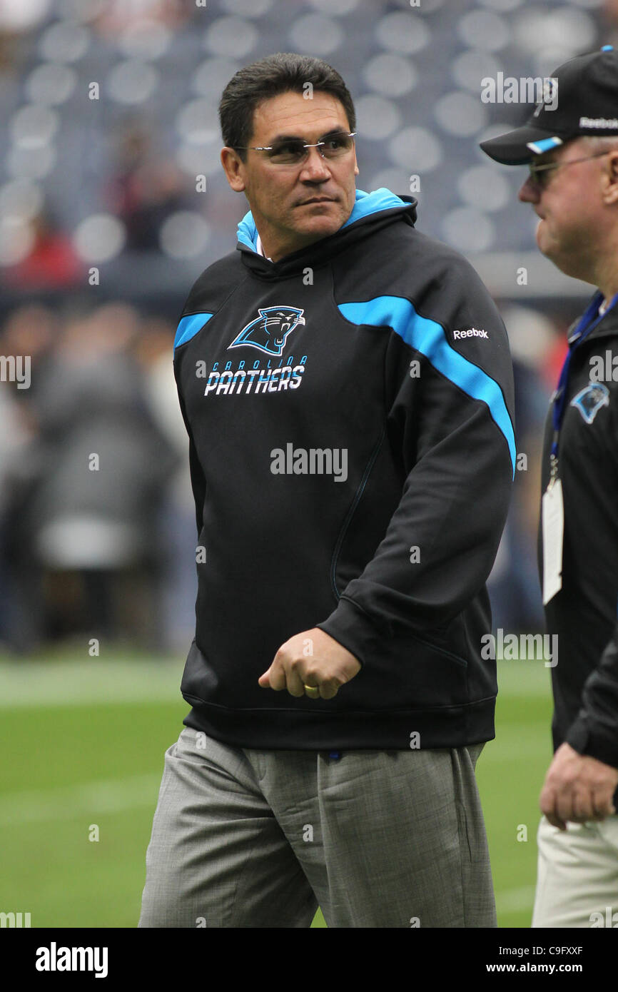 Dic. 18, 2011 - Houston, Texas, Stati Uniti - Carolina Panthers head coach Ron Rivera si prepara per il gioco. Carolina Panthers sconfitto Houston Texans 28-13 al Reliant Stadium di Houston in Texas. (Credito Immagine: © Luis Leyva/Southcreek/ZUMAPRESS.com) Foto Stock