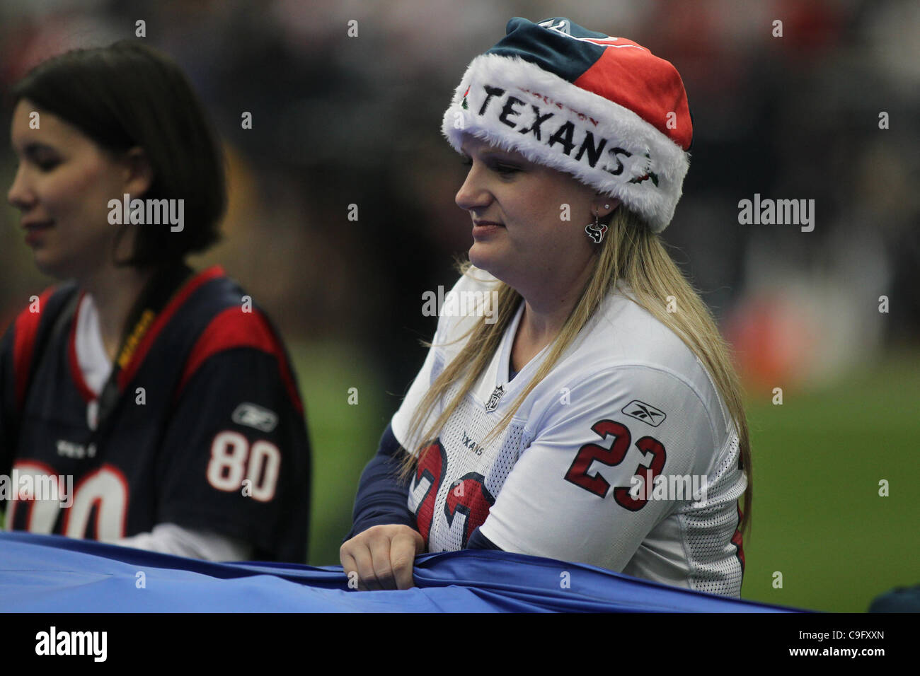 Dic. 18, 2011 - Houston, Texas, Stati Uniti - Houston Texans ventola riceve in onda il campo blu del gigante Texas bandiera. Carolina Panthers sconfitto Houston Texans 28-13 al Reliant Stadium di Houston in Texas. (Credito Immagine: © Luis Leyva/Southcreek/ZUMAPRESS.com) Foto Stock