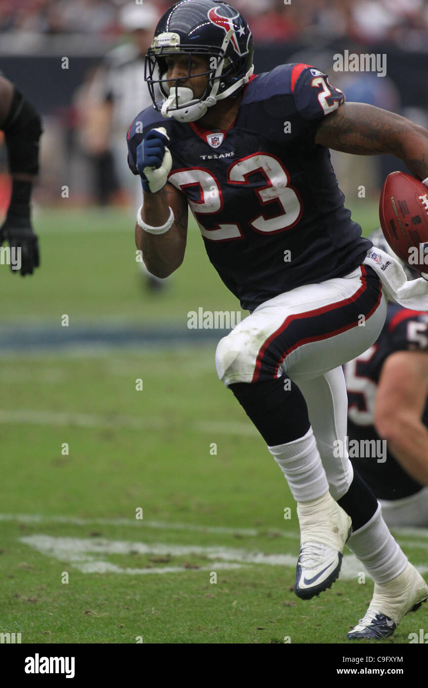 Dic. 18, 2011 - Houston, Texas, Stati Uniti - Houston Texans running back Arian Foster(23) corre per un guadagno. Carolina Panthers sconfitto Houston Texans 28-13 al Reliant Stadium di Houston in Texas. (Credito Immagine: © Luis Leyva/Southcreek/ZUMAPRESS.com) Foto Stock