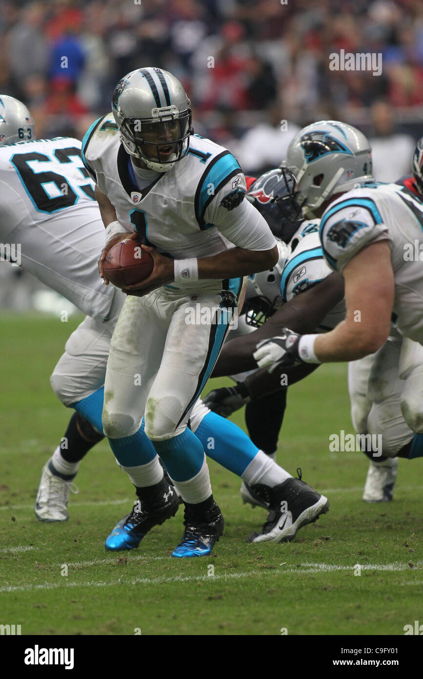 Dic. 18, 2011 - Houston, Texas, Stati Uniti - Carolina Panthers quarterback Cam Newton(1) si prepara a mano disinserito la palla. Carolina Panthers sconfitto Houston Texans 28-13 al Reliant Stadium di Houston in Texas. (Credito Immagine: © Luis Leyva/Southcreek/ZUMAPRESS.com) Foto Stock