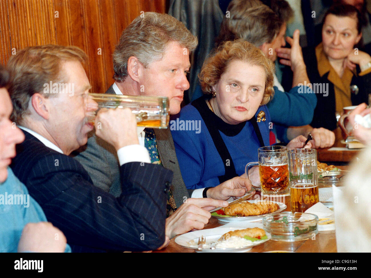 FILE foto:il Presidente della Repubblica ceca Vaclav Havel, U.S. Il presidente Bill Clinton e ambasciatore degli Stati Uniti negli Stati Uniti Madeleine Albright, da sinistra, al Golden Tiger pub di Praga il 11 gennaio 1994. CTK foto Foto Stock