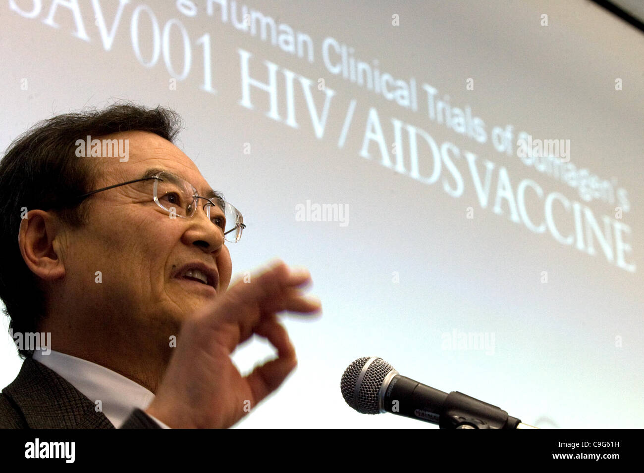 London Ontario, Canada - 20 dicembre 2011. Il dott. Chil-Yong Kang risponde alle domande dei giornalisti nel corso di una conferenza stampa che annuncia l'approvazione per l'HIV/AIDS Vaccine SAV001 che è stato sviluppato presso l'Università di Western Ontario dal dottor Chi-Yong Kang e la sua squadra per procedere con le prove cliniche umane. T Foto Stock