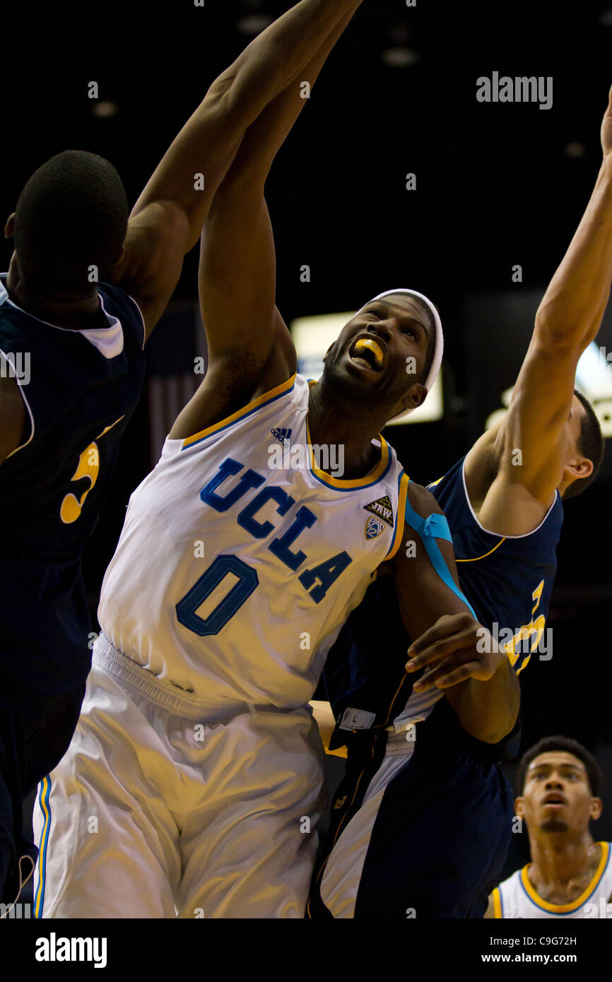 20 dicembre 2011 - Los Angeles, California, Stati Uniti - UCLA Bruins Anthony Stover (0) combatte per un rimbalzo nella prima metà azione. La UCLA Bruins sconfiggere la UC Irvine Formichieri 89-60. (Credito Immagine: © Josh Cappella/Southcreek/ZUMAPRESS.com) Foto Stock