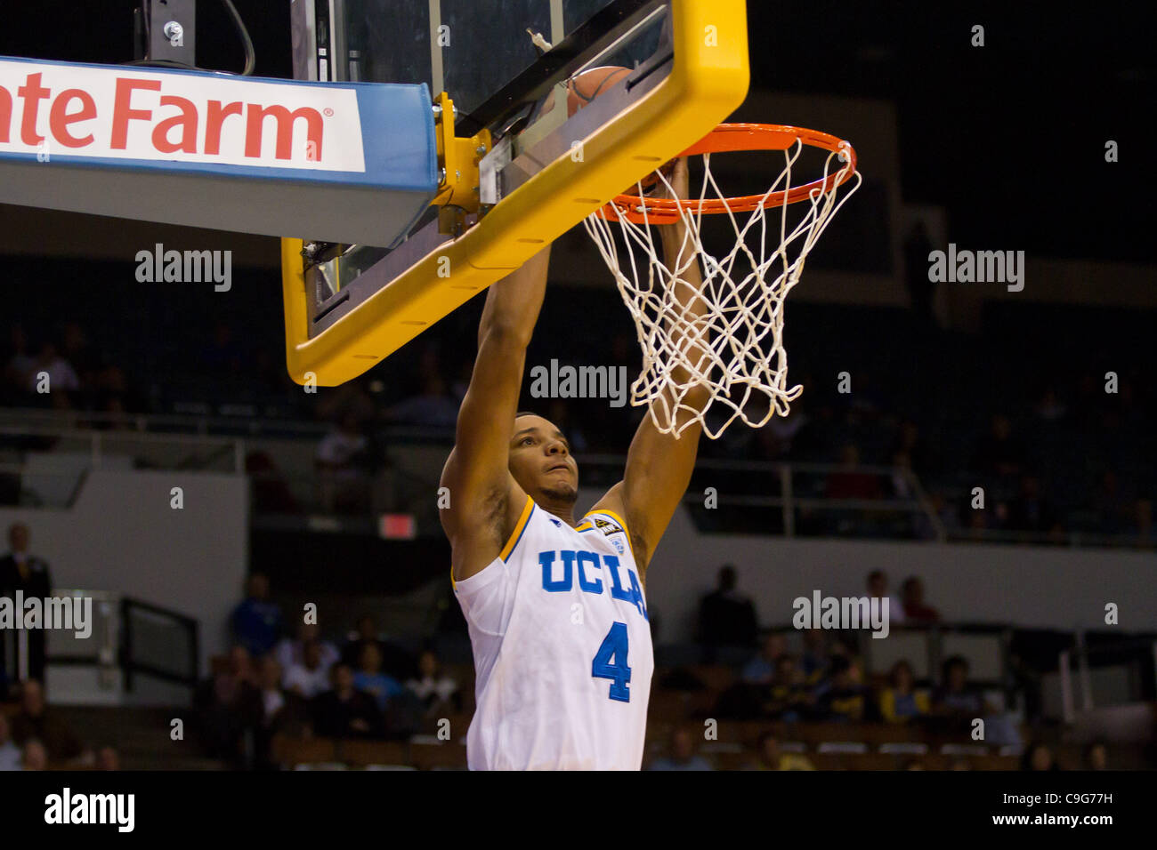 20 dicembre 2011 - Los Angeles, California, Stati Uniti - UCLA Bruins Norman Powell (4), riceve una baseline dunk nel secondo semestre l'azione. La UCLA Bruins sconfiggere la UC Irvine Formichieri 89-60. (Credito Immagine: © Josh Cappella/Southcreek/ZUMAPRESS.com) Foto Stock