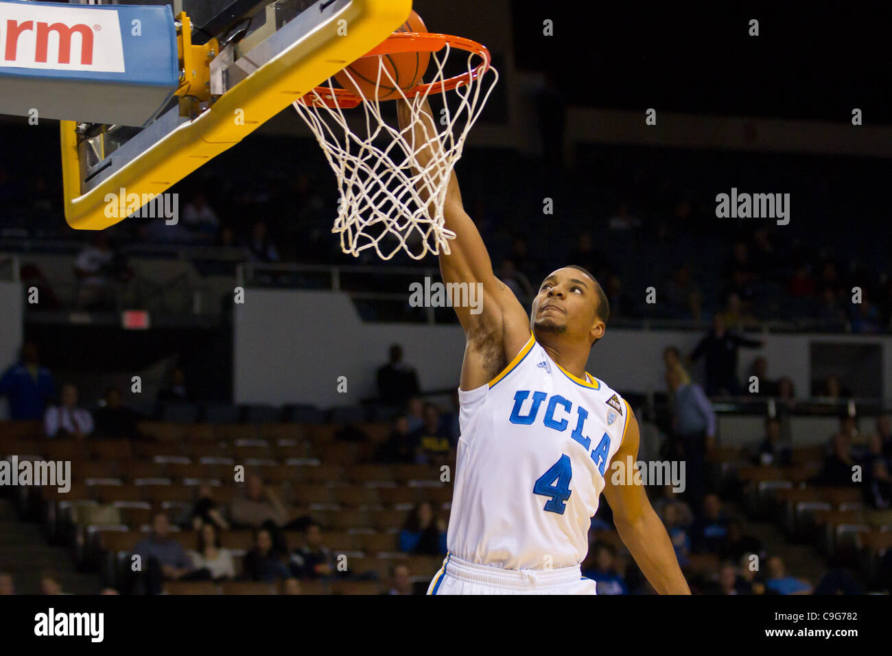 20 dicembre 2011 - Los Angeles, California, Stati Uniti - UCLA Bruins Norman Powell (4) va per un altro dunk nel secondo semestre. La UCLA Bruins sconfiggere la UC Irvine Formichieri 89-60. (Credito Immagine: © Josh Cappella/Southcreek/ZUMAPRESS.com) Foto Stock