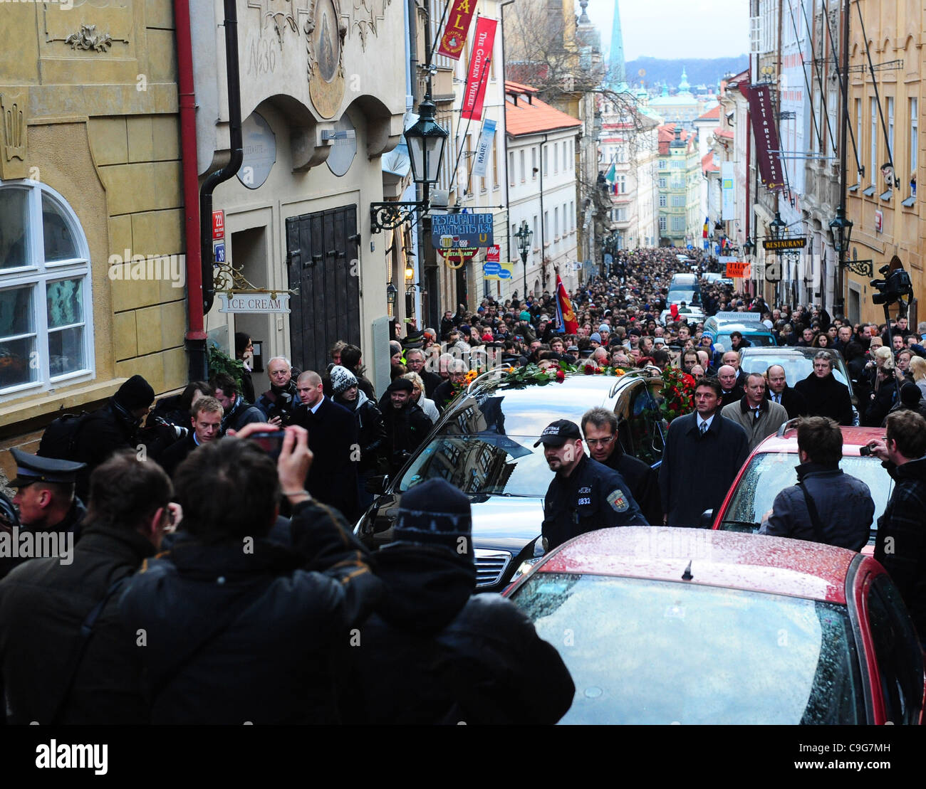 Le persone seguono auto funebre con resti di Vaclav Havel, il primo presidente della Repubblica ceca e l'ultimo presidente della Cecoslovacchia a Praga il Mercoledì, 21 dicembre 2011. Havel la bara verrà visualizzato nel Castello di Praga fino al funerale di venerdì. (CTK foto/Stanislav Peska) Foto Stock