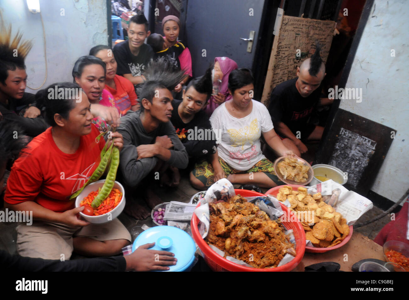 Dic. 22, 2011 - Jakarta, Indonesia - Punk membri incontro con la loro madre durante celebrare Indonesia madre giorno di Jakarta, Indonesia, 22 dicembre 2011. Marjinal punk di membri della Comunità protestare contro l'arresto di 65 punk rock fans che sono stati costretti a tagliare i capelli, fare il bagno in un lago, e Foto Stock