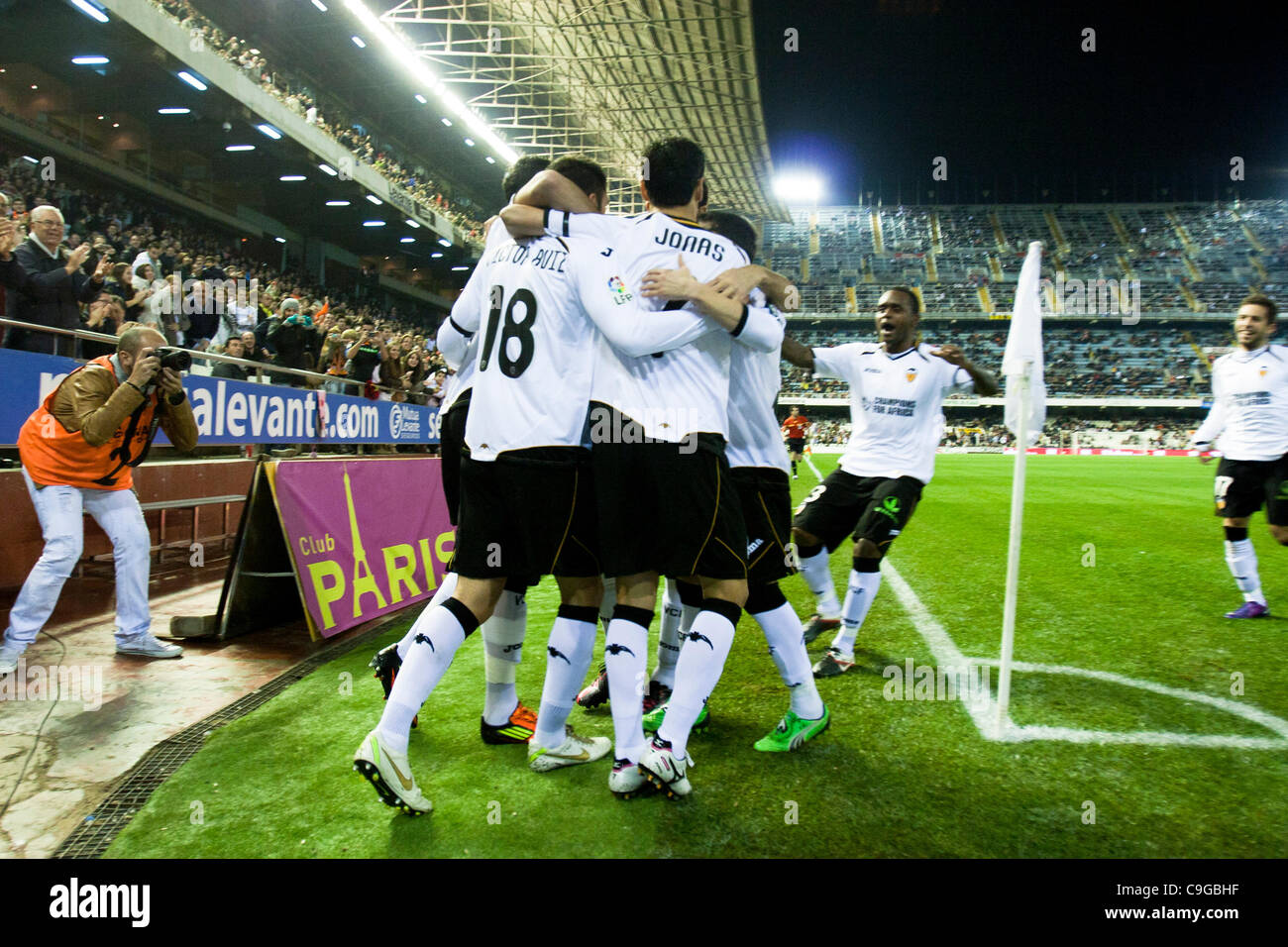 22/12//2011. Valencia, Spagna Copa del Rey, Calcio - Spagna - Valencia CF vs Cadiz CF - XVI finals --------- Valencia CF giocatori celebrando primo obiettivo Foto Stock