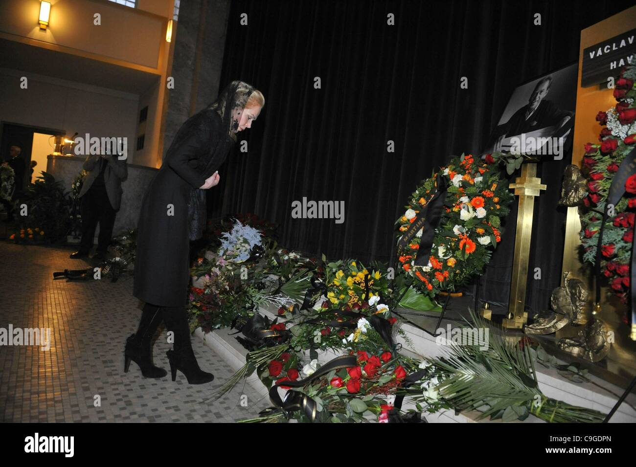 Vedova Dagmar Havlova stabilisce un mazzo di fiori alla bara della ex Repubblica Ceca e presidente cecoslovacco Vaclav Havel prima del funerale privato in Praga Strasnice del crematorio, Venerdì, Dicembre 23, 2011. Jan Potmesil è rimasto ferito in un incidente di automobile come stava andando a una riunione durante il 'Revoluti di velluto Foto Stock