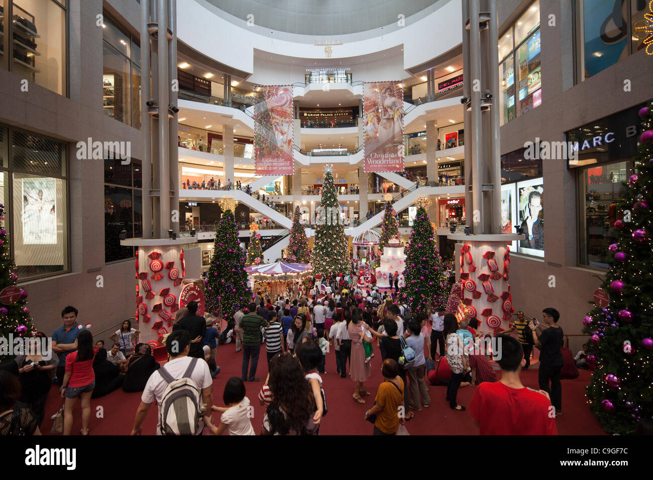 La Vigilia di Natale gli amanti dello shopping nel centro commerciale di Kuala Lumpur in Malesia Foto Stock