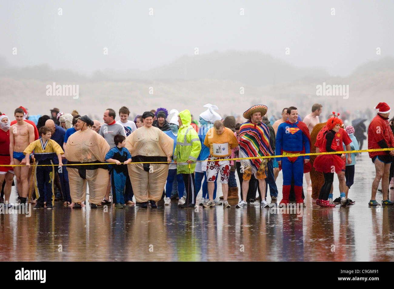 Pembrey, Llanelli, Regno Unito. Il 26 dicembre, 2011. La Boxe annuale giorno "tricheco " Dip a Cefn Sidn beach a Pembrey vicino a Llanelli oggi. Foto Stock