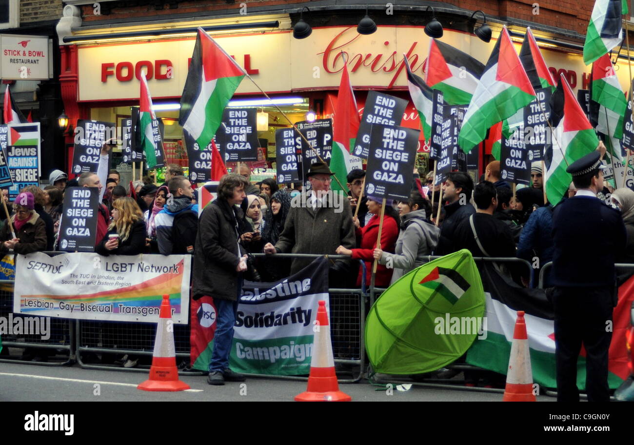 Fermare la guerra della coalizione dimostrazione al di fuori dell'Ambasciata israeliana a Londra. 27/12/11 Foto Stock