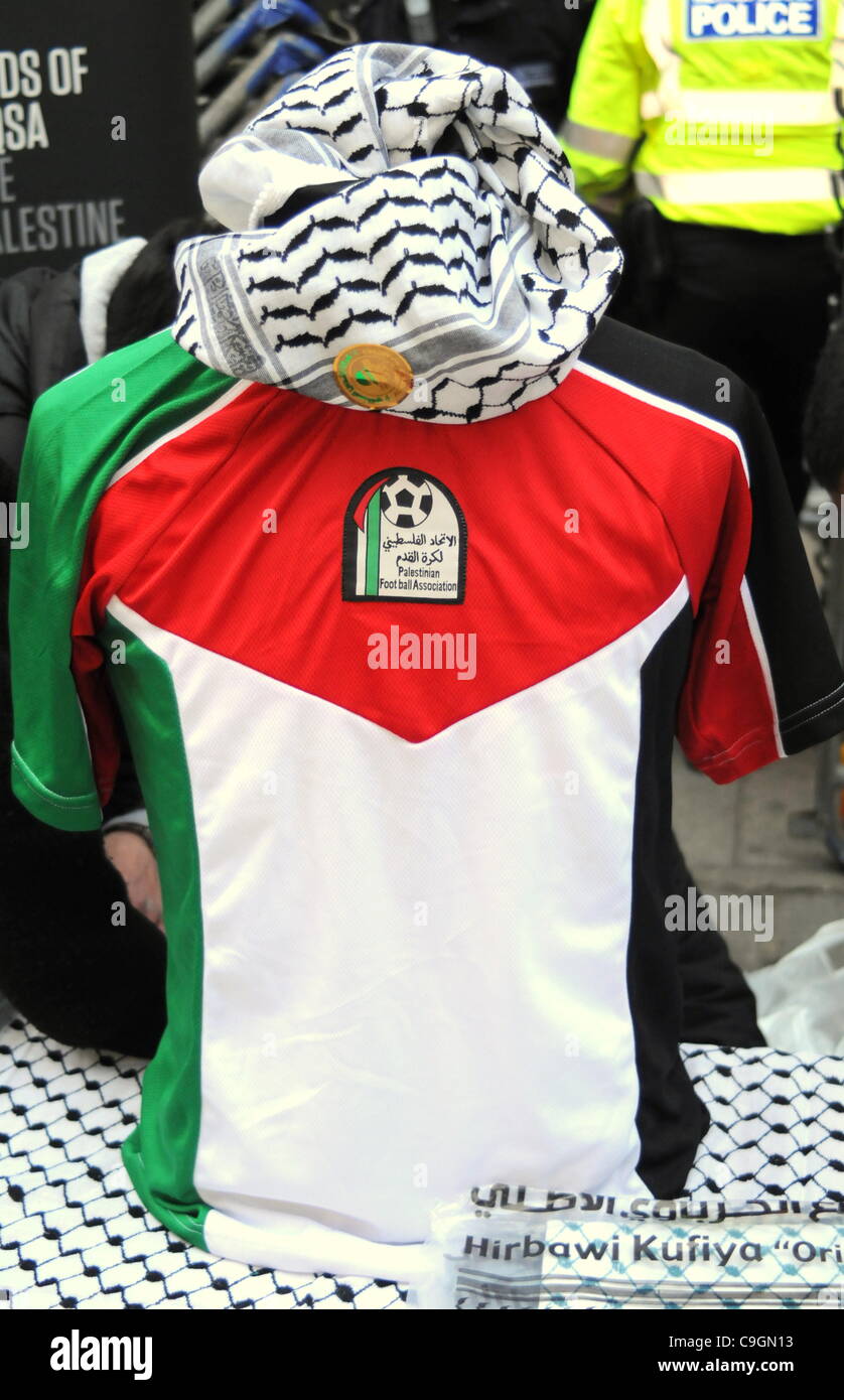 Il calcio palestinese striscia è messo in mostra durante la fase di sosta della coalizione bellica la dimostrazione al di fuori dell'Ambasciata israeliana a Londra. 27/12/11 Foto Stock