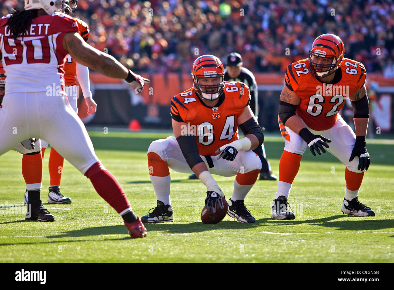 , 24 dic. 2011 - Cincinnati, Ohio, Stati Uniti - Cincinnati Bengals center Kyle Cook (64) e di Cincinnati Bengals offensive guard Nate Livings (62) guardare oltre la difesa prima di snap nel primo trimestre del gioco tra l'Arizona Cardinals e Cincinnati Bengals a Stadio Paul Brown, Cincinnati, O Foto Stock