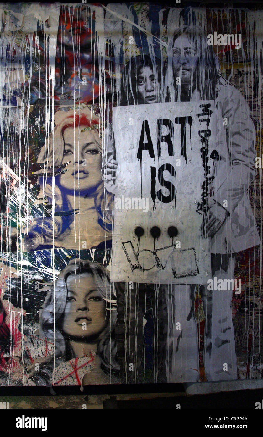 KATE MOSS COME WARHOL MARILYN CON YOKO ONO & JOHN LENNON il sig. BRAINWASH PRESENTE ART SHOW 2011 LOS ANGELES CALIFORNIA USA 27 Dece Foto Stock
