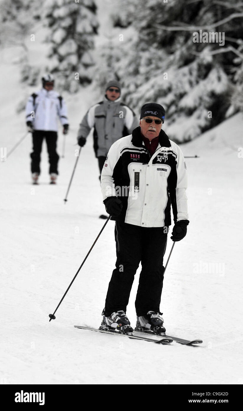 Presidente della Repubblica ceca Vaclav Klaus è raffigurato durante la sua vacanza sugli sci in località sciistica Svaty Petr in Spindleruv Mlyn, Krkononose montagna, Repubblica Ceca il 30 dicembre 2011. (CTK foto/Alexandra Mlejnkova) Foto Stock