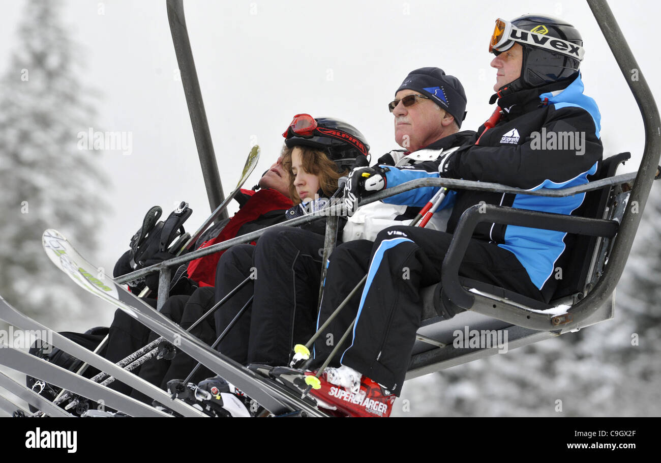 Presidente della Repubblica ceca Vaclav Klaus (camicia bianca), accompagnati con resort manager Jiri Beran (a destra), è raffigurato durante la sua vacanza sugli sci in località sciistica Svaty Petr in Spindleruv Mlyn, Krkononose montagna, Repubblica Ceca il 30 dicembre 2011. (CTK foto/Alexandra Mlejnkova) Foto Stock