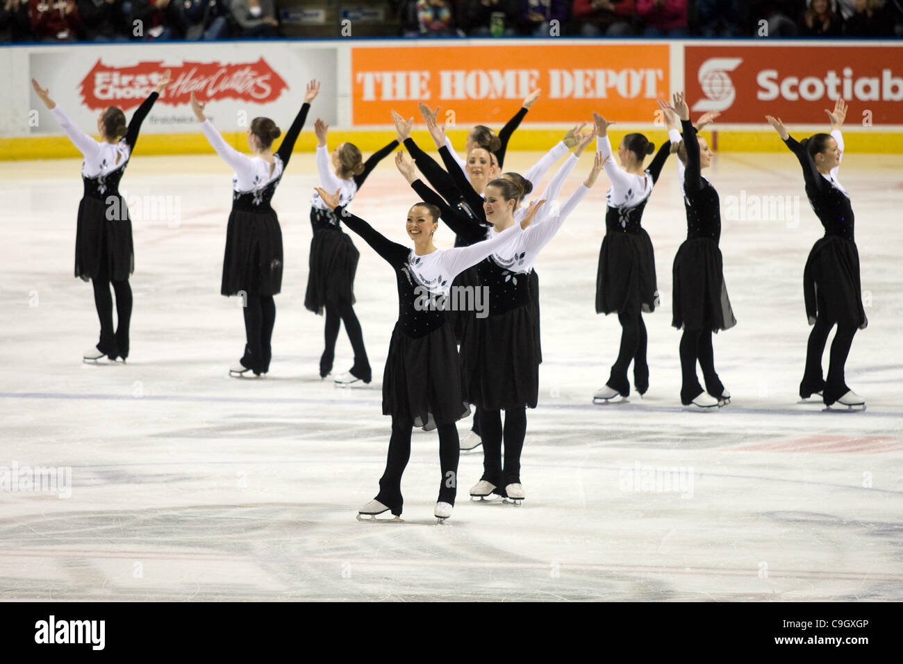 London Ontario, Canada - 29 dicembre 2011. Membri del Canadese di pattinaggio sincronizzato team 'Fusion' eseguire durante il free skate componente alla 2011 Londra Synchrofest International - Synchro nella città. Il team ha chiuso in ottava posizione nei due giorni della manifestazione. Foto Stock