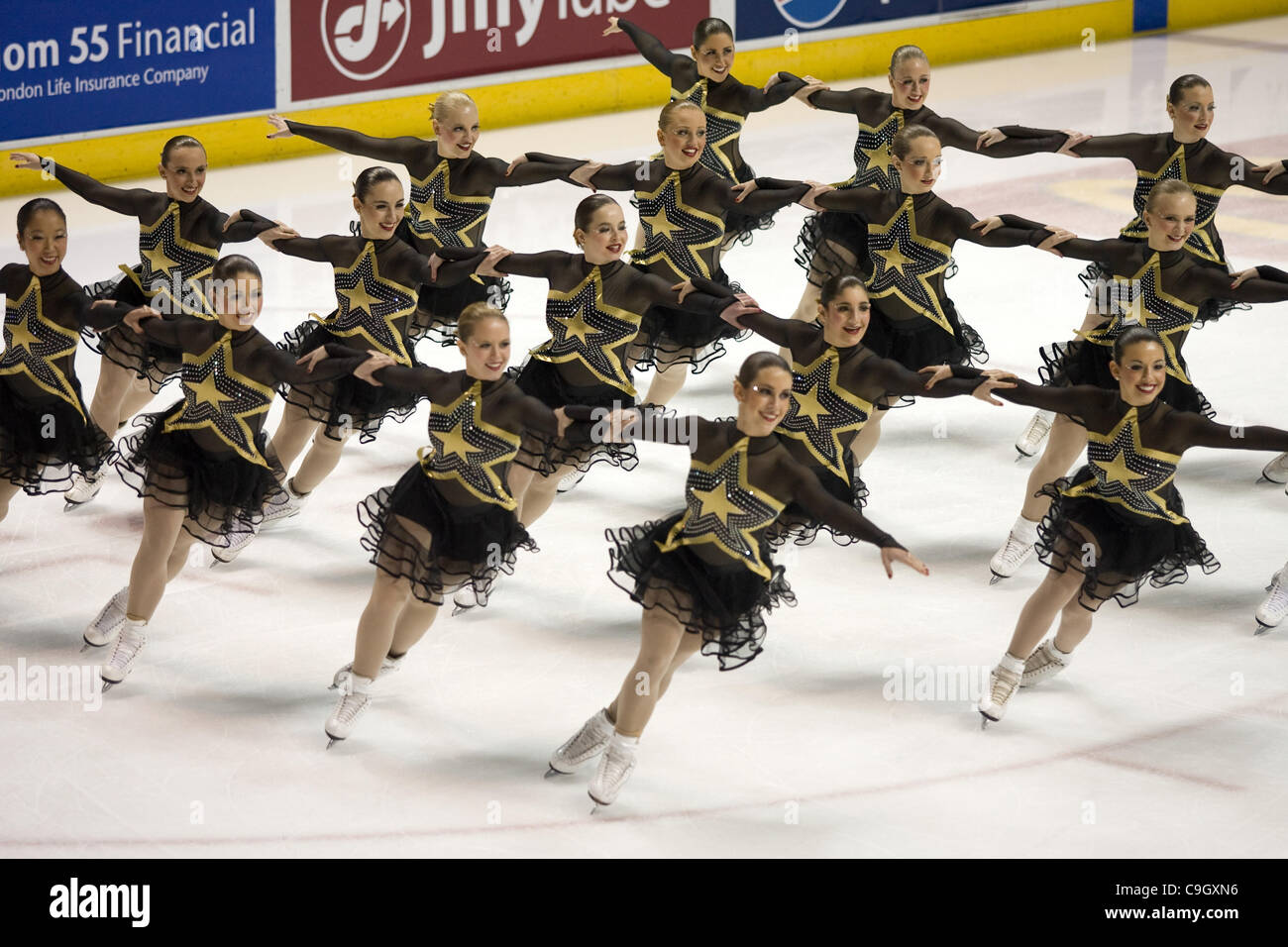 London Ontario, Canada - 29 dicembre 2011. I membri degli Stati Uniti il pattinaggio sincronizzato team 'Haydenettes' eseguire durante il free skate componente alla 2011 Londra Synchrofest International - Synchro nella città. Il team ha terminato al secondo posto nei due giorni della manifestazione. Foto Stock