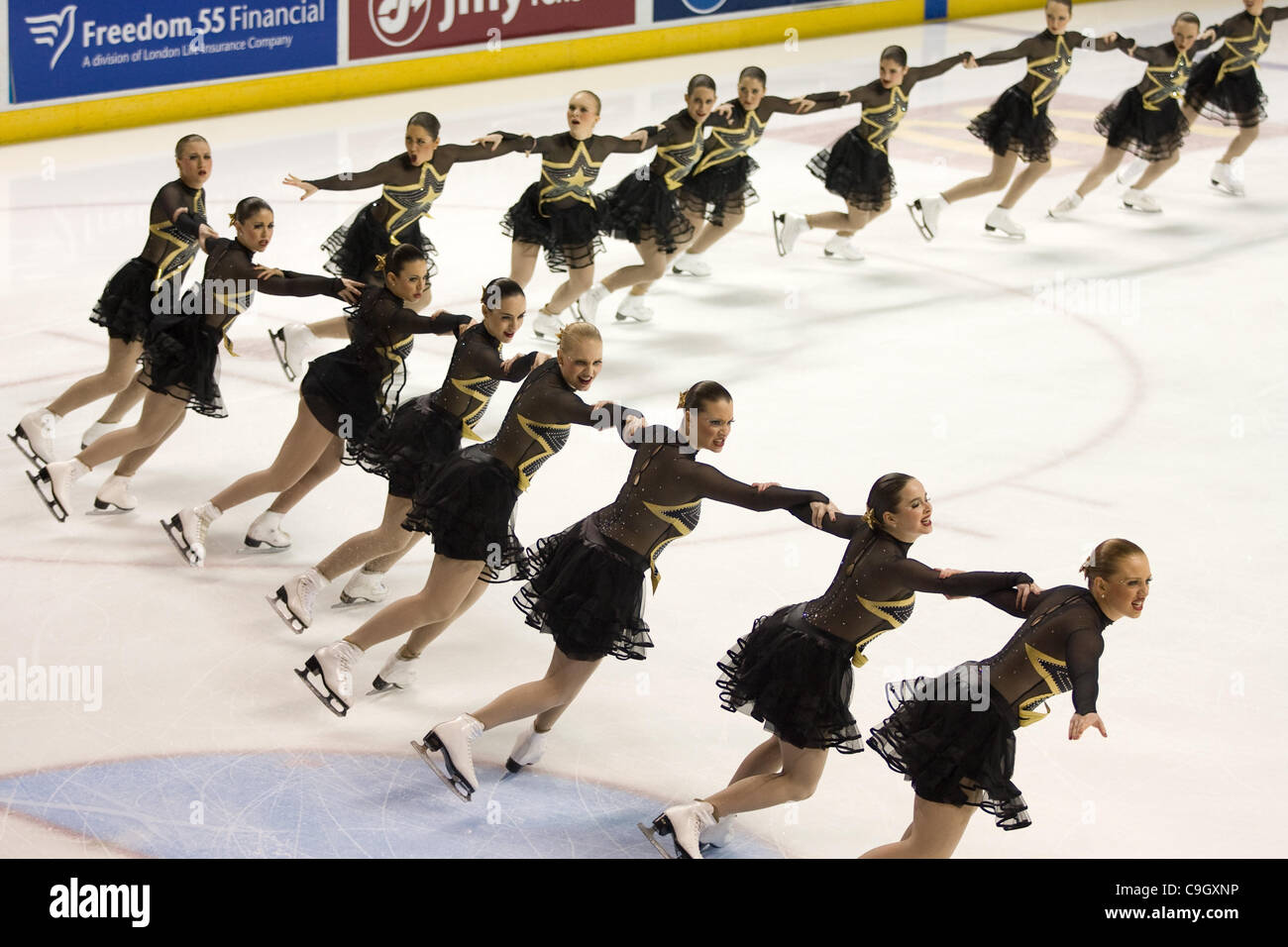 London Ontario, Canada - 29 dicembre 2011. I membri degli Stati Uniti il pattinaggio sincronizzato team 'Haydenettes' eseguire durante il free skate componente alla 2011 Londra Synchrofest International - Synchro nella città. Il team ha terminato al secondo posto nei due giorni della manifestazione. Foto Stock