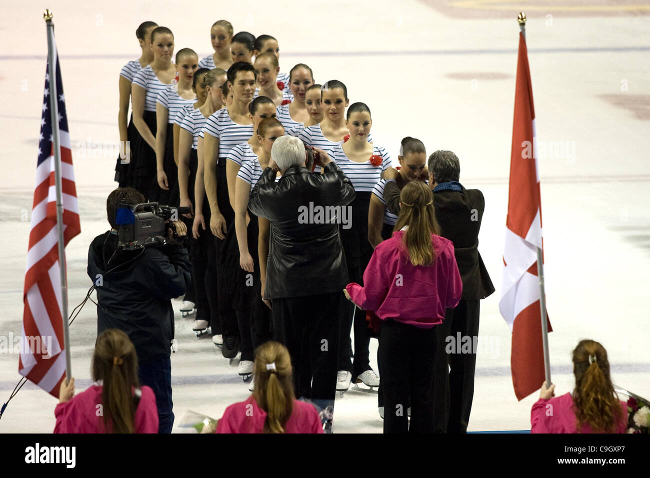 London Ontario, Canada - 29 dicembre 2011. John Winston, sinistra, general manager del turismo a Londra e Joe Fontana, sindaco di Londra Ontario presenta medaglie d oro a NEXXICE sincronizzato team di pattinaggio da Richmond Hill, Canada a conclusione del 2011 Londra Synchrofest International pattinaggio Foto Stock