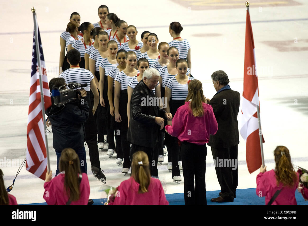 London Ontario, Canada - 29 dicembre 2011. John Winston, sinistra, general manager del turismo a Londra e Joe Fontana, sindaco di Londra Ontario presenta medaglie d oro a NEXXICE sincronizzato team di pattinaggio da Richmond Hill, Canada a conclusione del 2011 Londra Synchrofest International pattinaggio Foto Stock