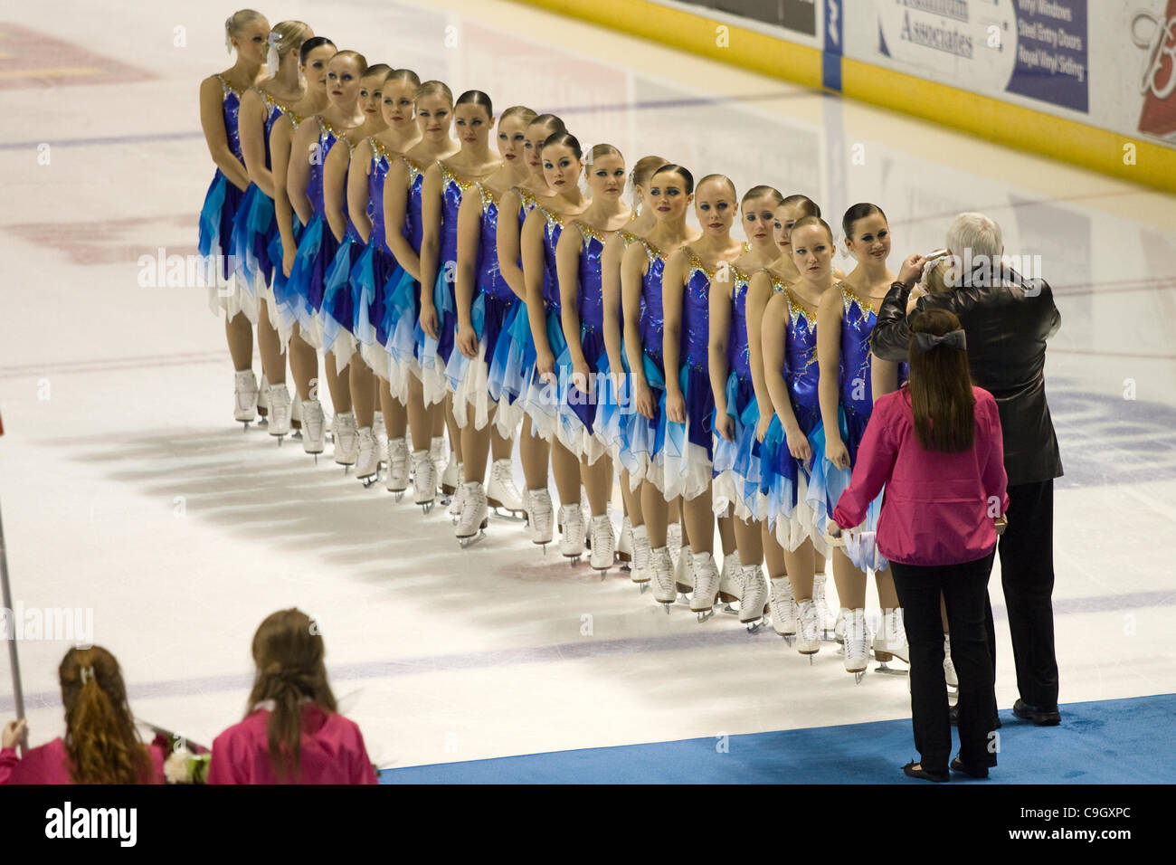 London Ontario, Canada - 29 dicembre 2011. John Winston, general manager del turismo a Londra presenta medaglie di bronzo per il Rockettes pattinaggio sincronizzato team dalla Finlandia alla conclusione del 2011 Londra Synchrofest pattinaggio internazionale evento. NEXXICE dal Canada ha vinto i due giorni della manifestazione con Hayd Foto Stock