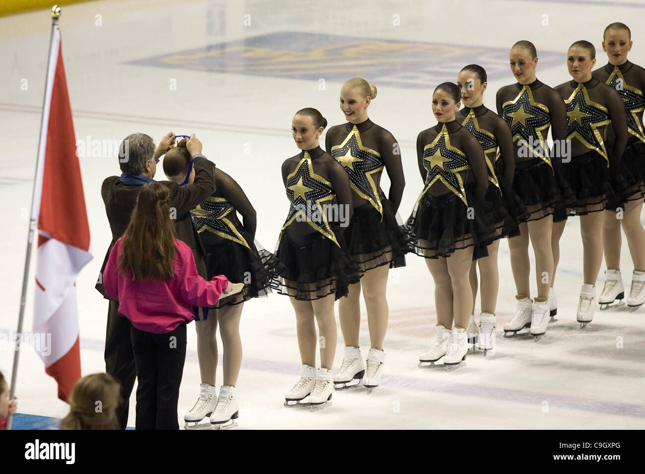 London Ontario, Canada - 29 dicembre 2011. Joe Fontana, sindaco di Londra Ontario presenta medaglie d argento al Haydenettes pattinaggio sincronizzato dal team negli Stati Uniti alla conclusione del 2011 Londra Synchrofest pattinaggio internazionale evento. NEXXICE dal Canada ha vinto i due giorni della manifestazione con ha Foto Stock