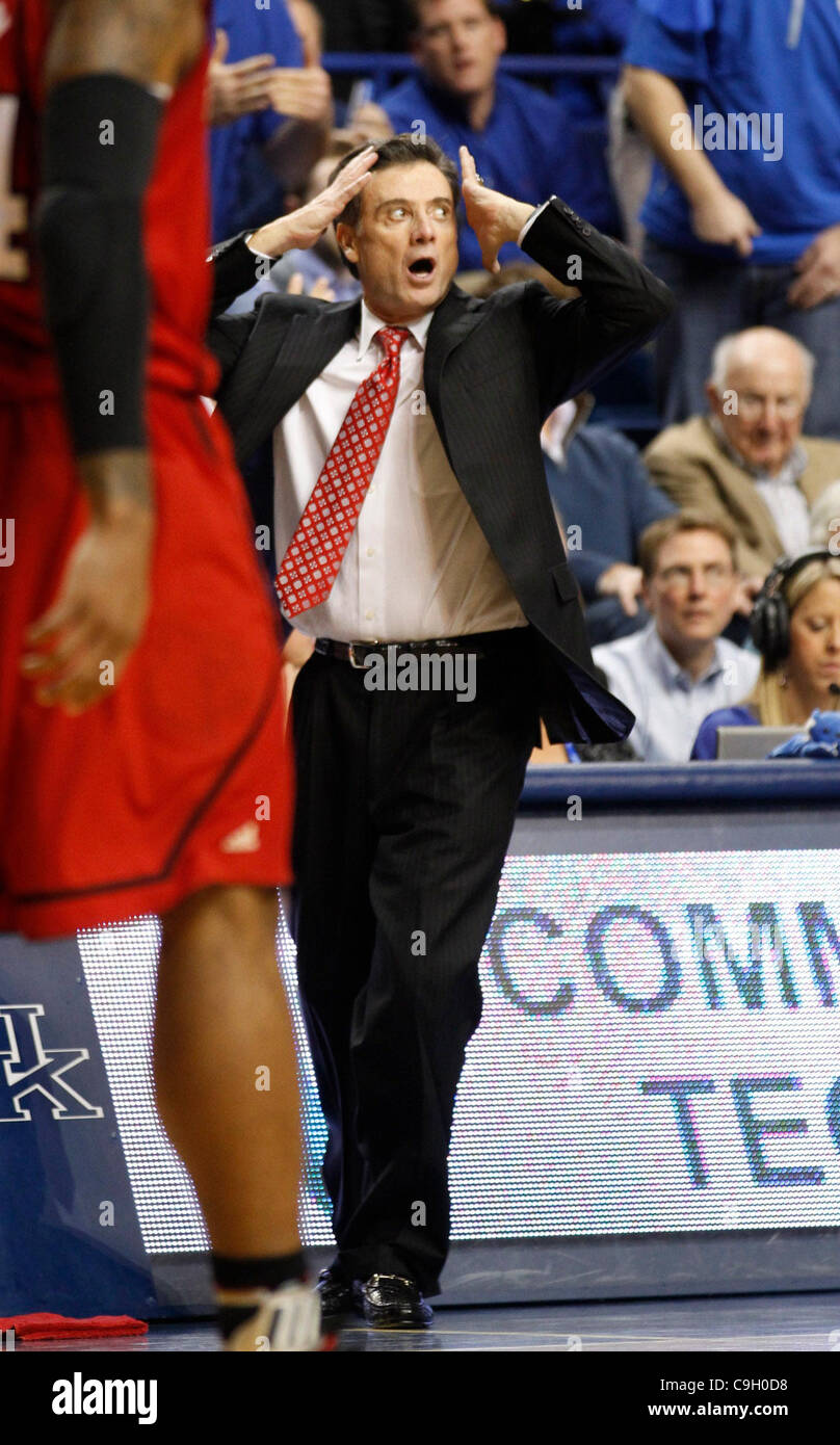 Dic. 31, 2011 - Lexington, KY, noi - Louisville Cardinali head coach Rick Pitino ha reagito ad un fallo chiamata nella seconda metà di Louisville in Kentucky gioco di basket alla Rupp Arena di Lexington, KY., a Dic. 31, 2011. Foto di Pablo Alcala | Personale. (Credito Immagine: © Lexington Herald-Leader/ZUMAPRESS Foto Stock