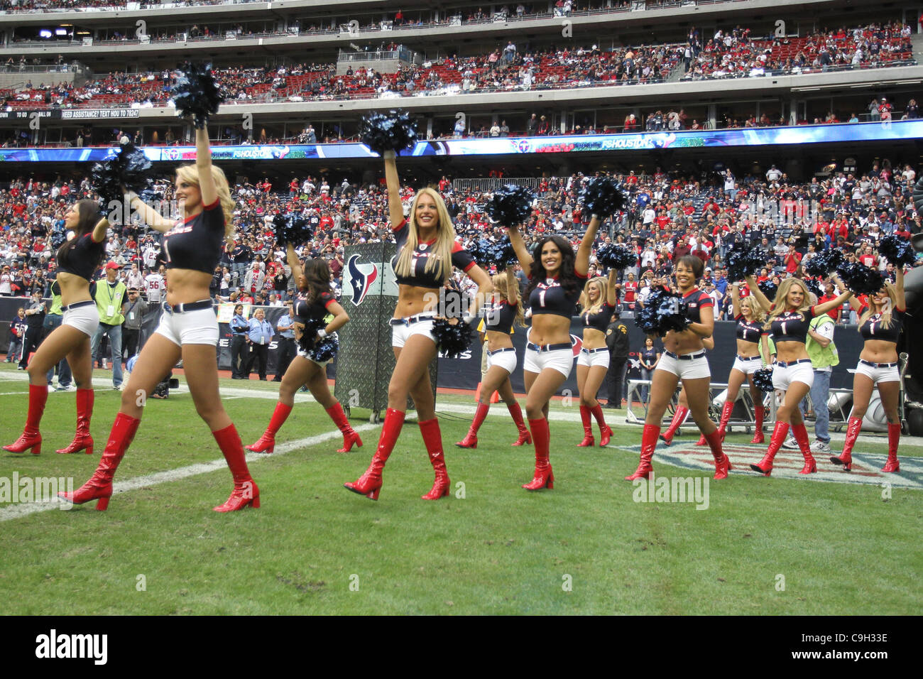 Il 1 gennaio, 2012 - Houston, Texas, Stati Uniti - Houston Texans cheerleader essendo introdotto prima del GME. Tennessee Titans sconfitto Houston Texans 23-22 al Reliant Stadium di Houston in Texas. (Credito Immagine: © Luis Leyva/Southcreek/ZUMAPRESS.com) Foto Stock