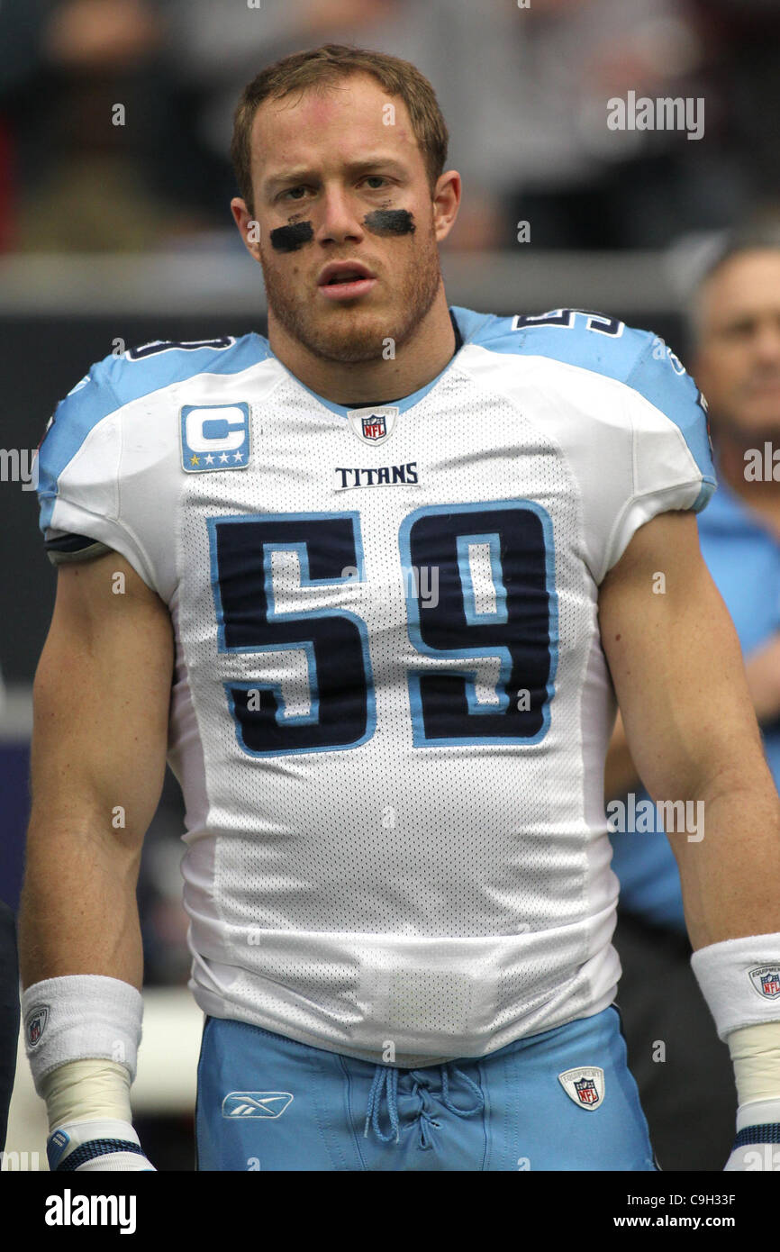 Il 1 gennaio, 2012 - Houston, Texas, Stati Uniti - Tennessee Titans linebacker Tim Shaw(59) durante la riproduzione di un inno nazionale. Tennessee Titans sconfitto Houston Texans 23-22 al Reliant Stadium di Houston in Texas. (Credito Immagine: © Luis Leyva/Southcreek/ZUMAPRESS.com) Foto Stock