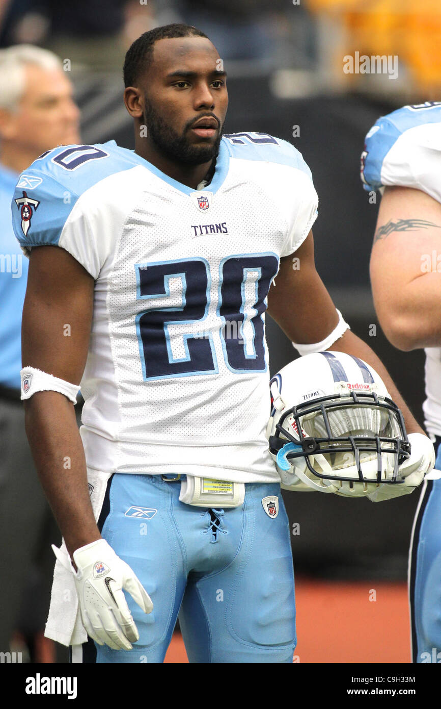 Il 1 gennaio, 2012 - Houston, Texas, Stati Uniti - Tennessee Titans cornerback Alterraun Verner(20) durante la riproduzione di un inno nazionale. Tennessee Titans sconfitto Houston Texans 23-22 al Reliant Stadium di Houston in Texas. (Credito Immagine: © Luis Leyva/Southcreek/ZUMAPRESS.com) Foto Stock