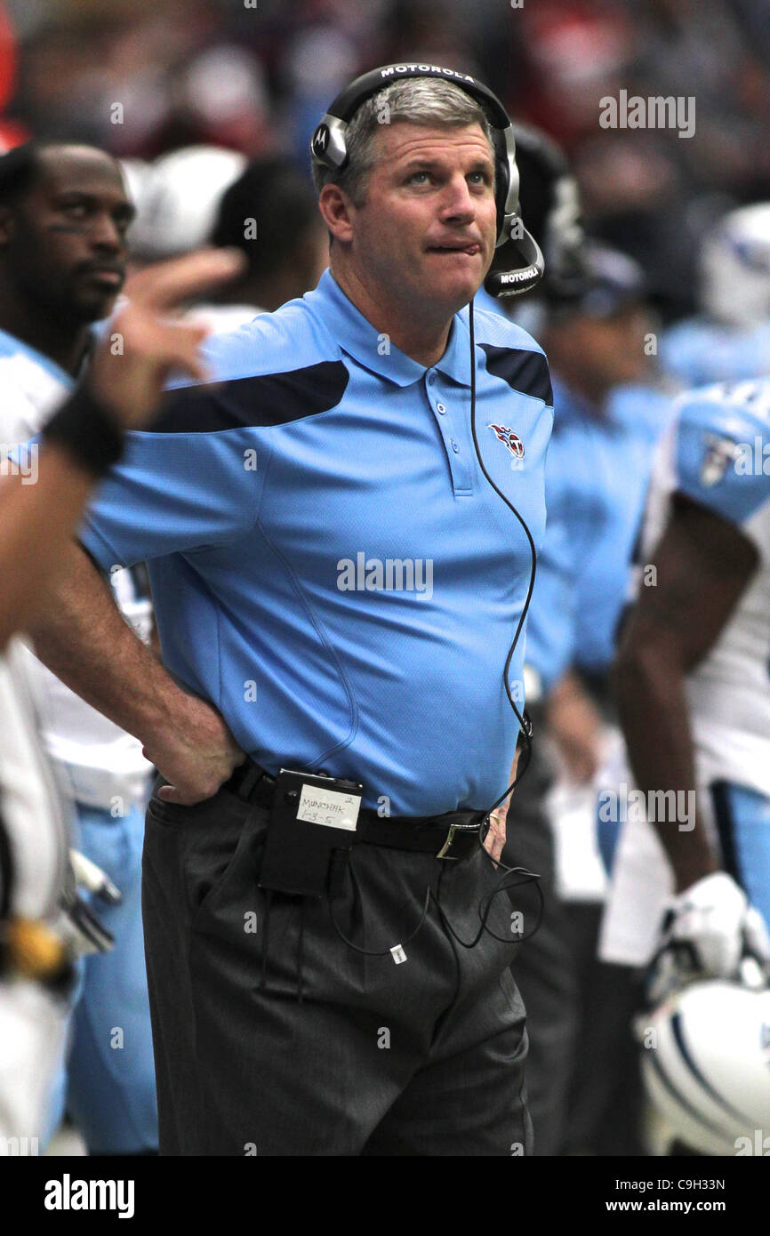 Il 1 gennaio, 2012 - Houston, Texas, Stati Uniti - Tennessee Titans capo allenatore Mike Munchak controlla il clock. Tennessee Titans sconfitto Houston Texans 23-22 al Reliant Stadium di Houston in Texas. (Credito Immagine: © Luis Leyva/Southcreek/ZUMAPRESS.com) Foto Stock
