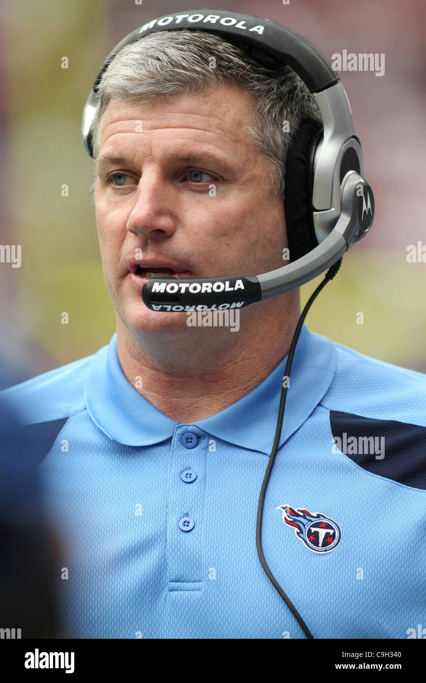 Il 1 gennaio, 2012 - Houston, Texas, Stati Uniti - Tennessee Titans capo allenatore Mike Munchak parla al rif. Tennessee Titans sconfitto Houston Texans 23-22 al Reliant Stadium di Houston in Texas. (Credito Immagine: © Luis Leyva/Southcreek/ZUMAPRESS.com) Foto Stock