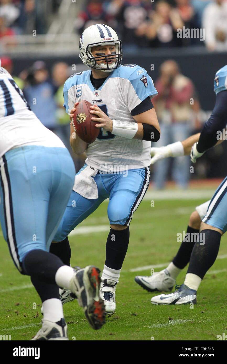 Il 1 gennaio, 2012 - Houston, Texas, Stati Uniti - Tennessee Titans quarterback Matt Hasselbeck(8) torna in tasca per buttare. Tennessee Titans sconfitto Houston Texans 23-22 al Reliant Stadium di Houston in Texas. (Credito Immagine: © Luis Leyva/Southcreek/ZUMAPRESS.com) Foto Stock