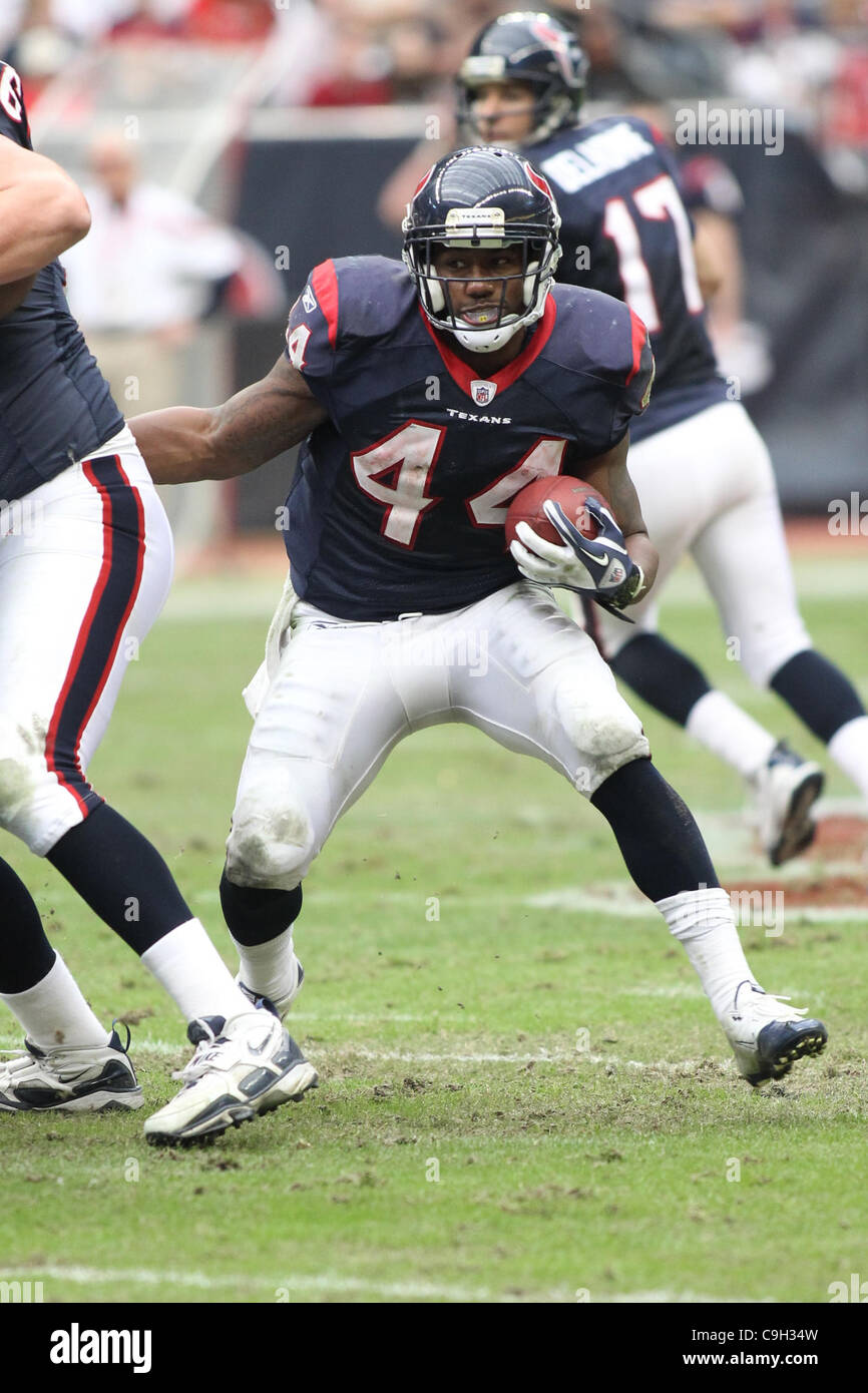 Il 1 gennaio, 2012 - Houston, Texas, Stati Uniti - Houston Texans running back Ben Tate(44) viene eseguito fino alla metà. Tennessee Titans sconfitto Houston Texans 23-22 al Reliant Stadium di Houston in Texas. (Credito Immagine: © Luis Leyva/Southcreek/ZUMAPRESS.com) Foto Stock