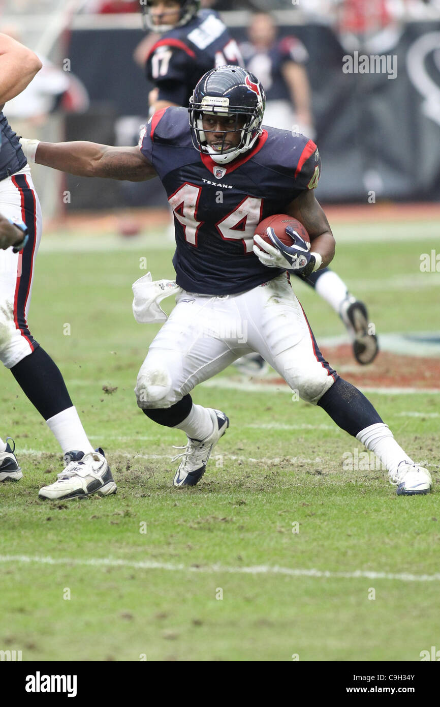Il 1 gennaio, 2012 - Houston, Texas, Stati Uniti - Houston Texans running back Ben Tate(44) viene eseguito fino alla metà. Tennessee Titans sconfitto Houston Texans 23-22 al Reliant Stadium di Houston in Texas. (Credito Immagine: © Luis Leyva/Southcreek/ZUMAPRESS.com) Foto Stock