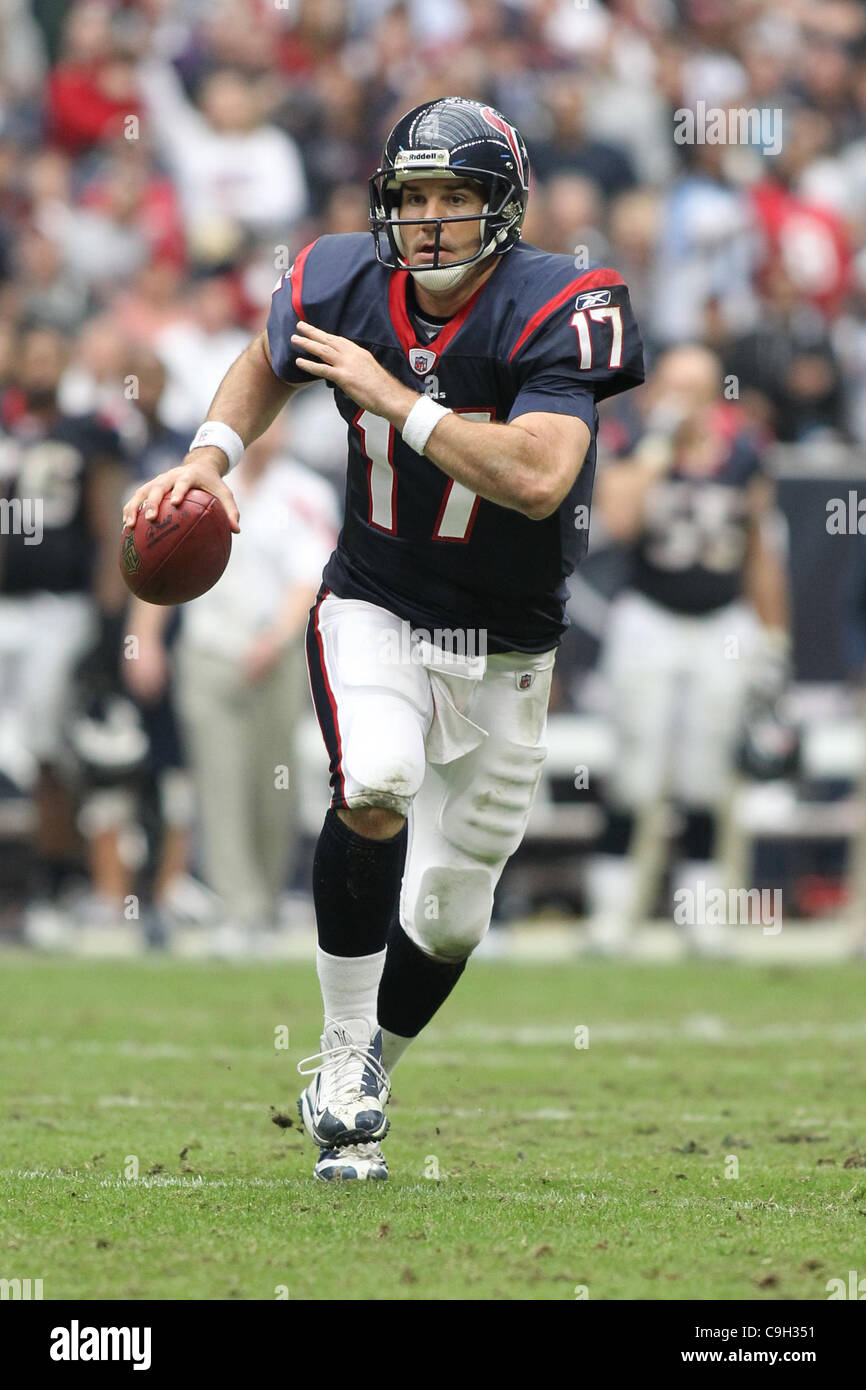Il 1 gennaio, 2012 - Houston, Texas, Stati Uniti - Houston Texans quarterback Jake Delhomme(17) codifica nel backfield. Tennessee Titans sconfitto Houston Texans 23-22 al Reliant Stadium di Houston in Texas. (Credito Immagine: © Luis Leyva/Southcreek/ZUMAPRESS.com) Foto Stock