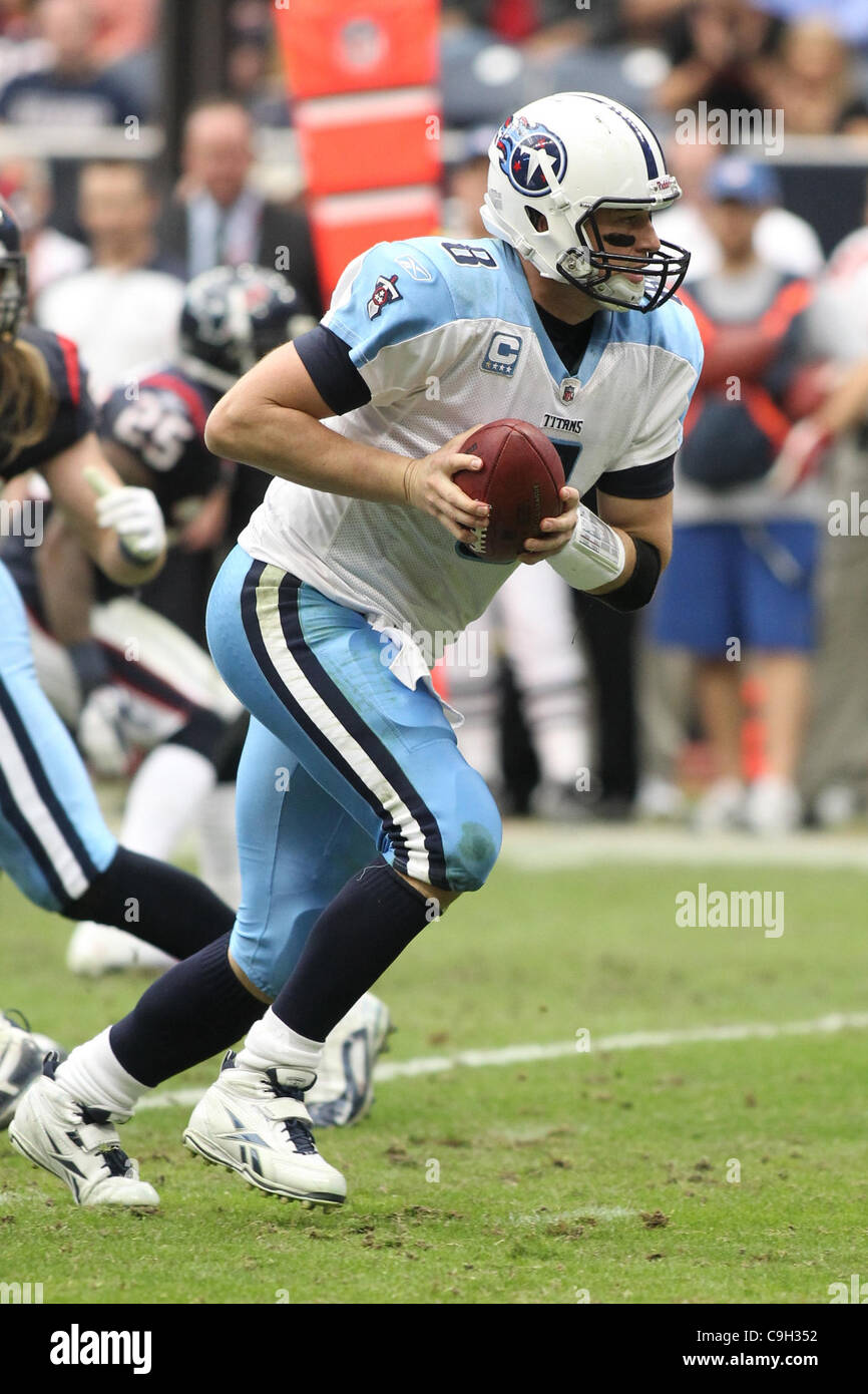 Il 1 gennaio, 2012 - Houston, Texas, Stati Uniti - Tennessee Titans quarterback Matt Hasselbeck(8) mani fuori della sfera. Tennessee Titans sconfitto Houston Texans 23-22 al Reliant Stadium di Houston in Texas. (Credito Immagine: © Luis Leyva/Southcreek/ZUMAPRESS.com) Foto Stock