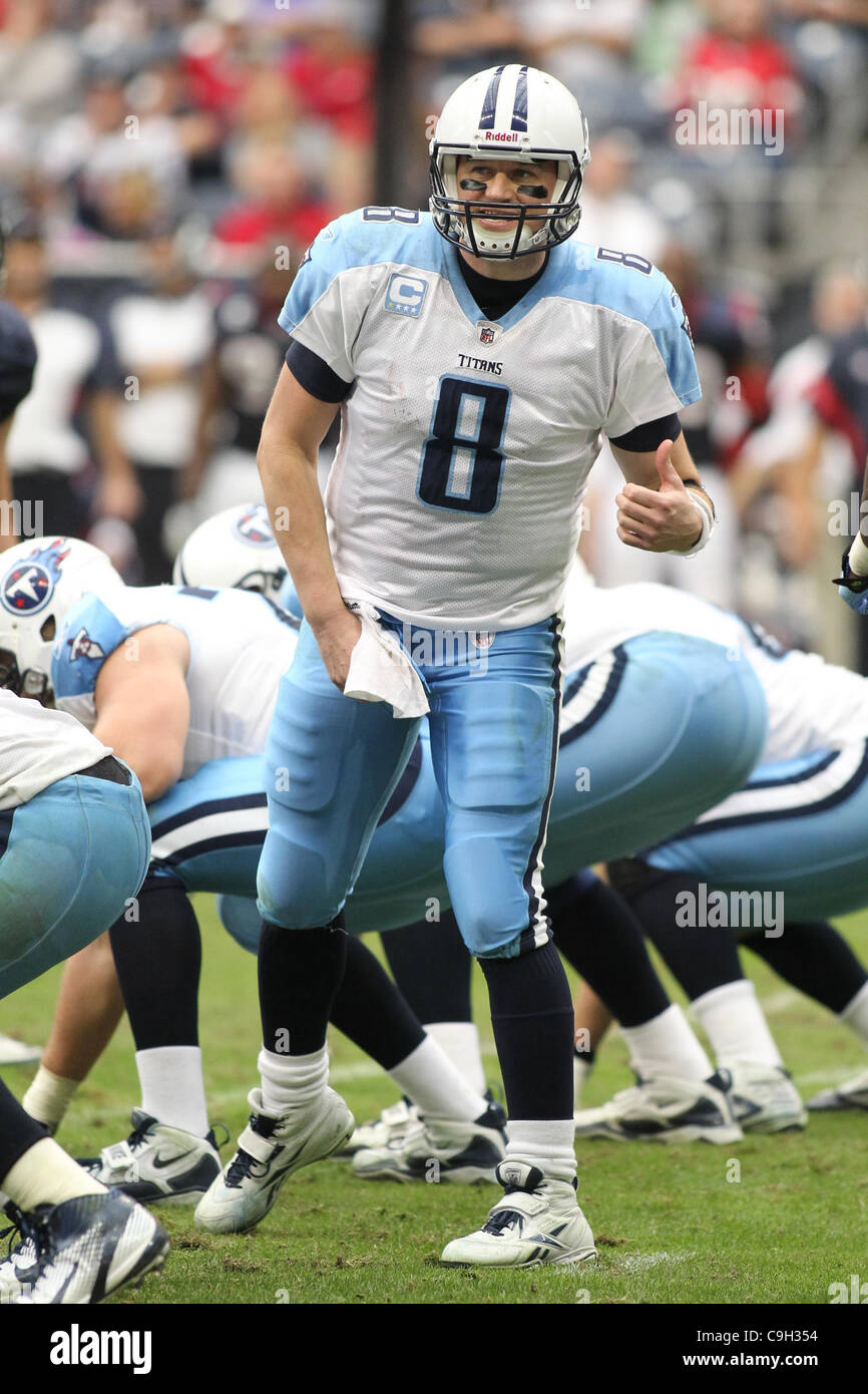 Il 1 gennaio, 2012 - Houston, Texas, Stati Uniti - Tennessee Titans quarterback Matt Hasselbeck(8) parla di hios linea. Tennessee Titans sconfitto Houston Texans 23-22 al Reliant Stadium di Houston in Texas. (Credito Immagine: © Luis Leyva/Southcreek/ZUMAPRESS.com) Foto Stock