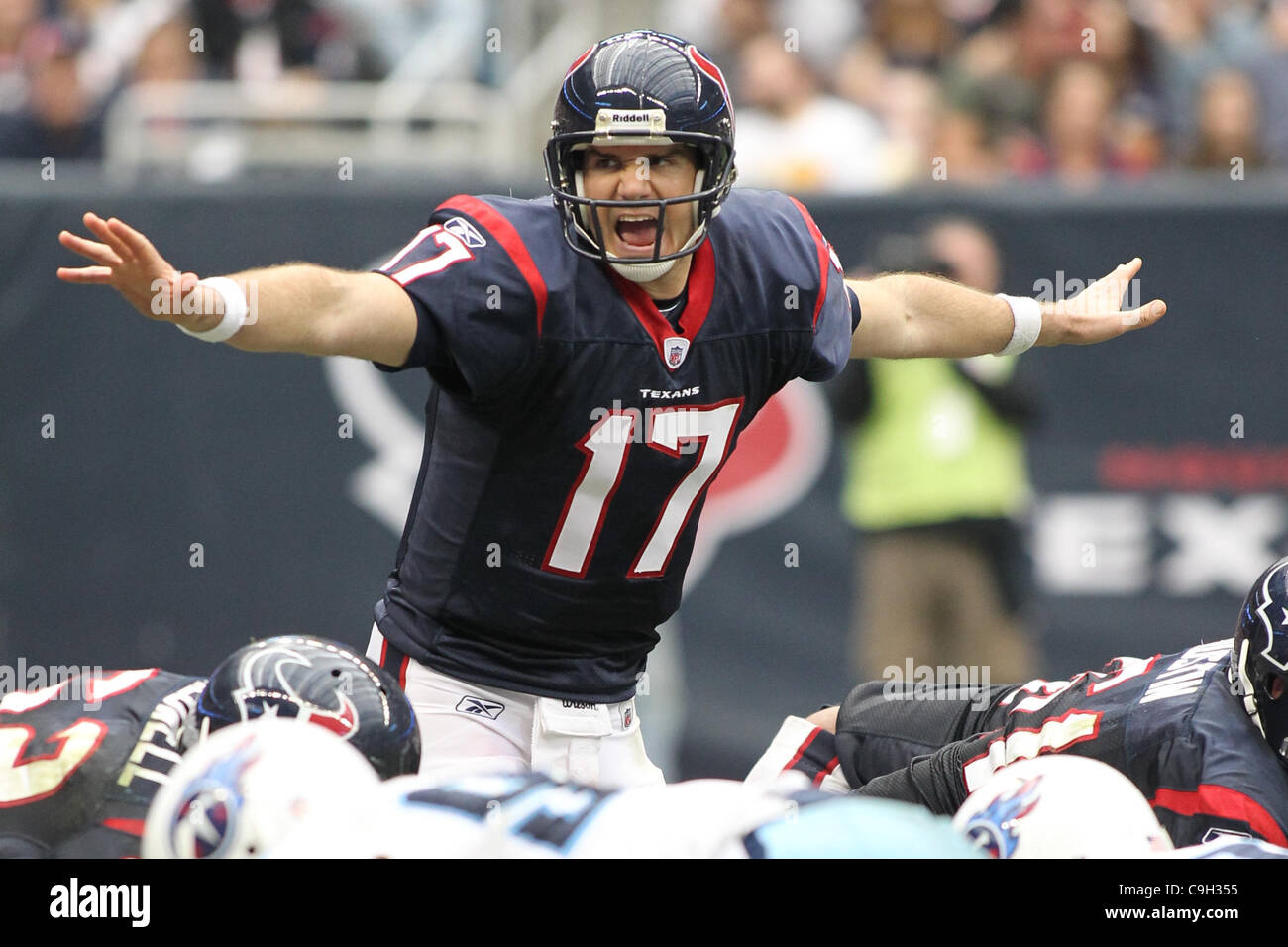 Il 1 gennaio, 2012 - Houston, Texas, Stati Uniti - Houston Texans quarterback Jake Delhomme(17) tenta di ottenere un messaggio al suo linemen. Tennessee Titans sconfitto Houston Texans 23-22 al Reliant Stadium di Houston in Texas. (Credito Immagine: © Luis Leyva/Southcreek/ZUMAPRESS.com) Foto Stock