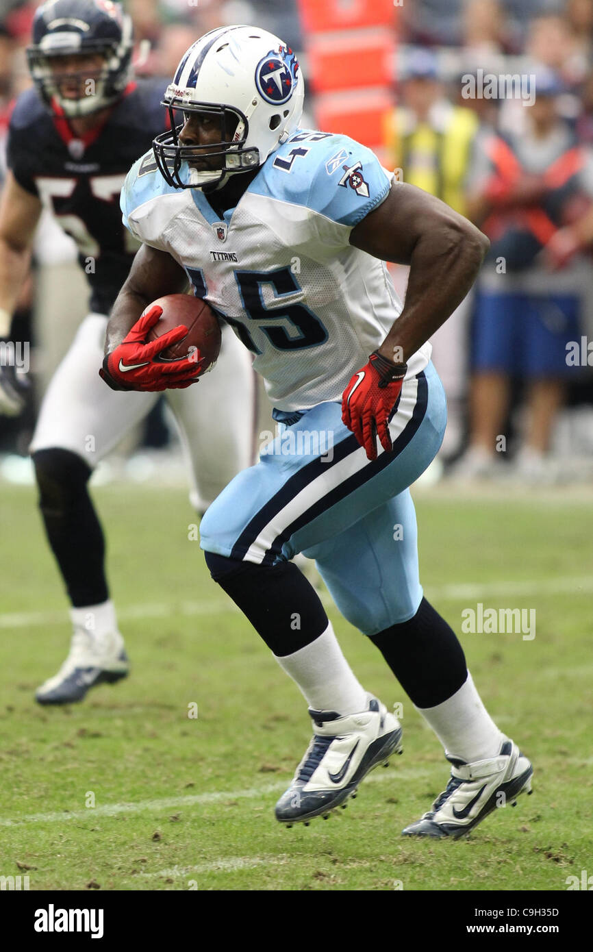Il 1 gennaio, 2012 - Houston, Texas, Stati Uniti - Tennessee Titans fullback Ahmard Hall(45) ottiene il carry. Tennessee Titans sconfitto Houston Texans 23-22 al Reliant Stadium di Houston in Texas. (Credito Immagine: © Luis Leyva/Southcreek/ZUMAPRESS.com) Foto Stock