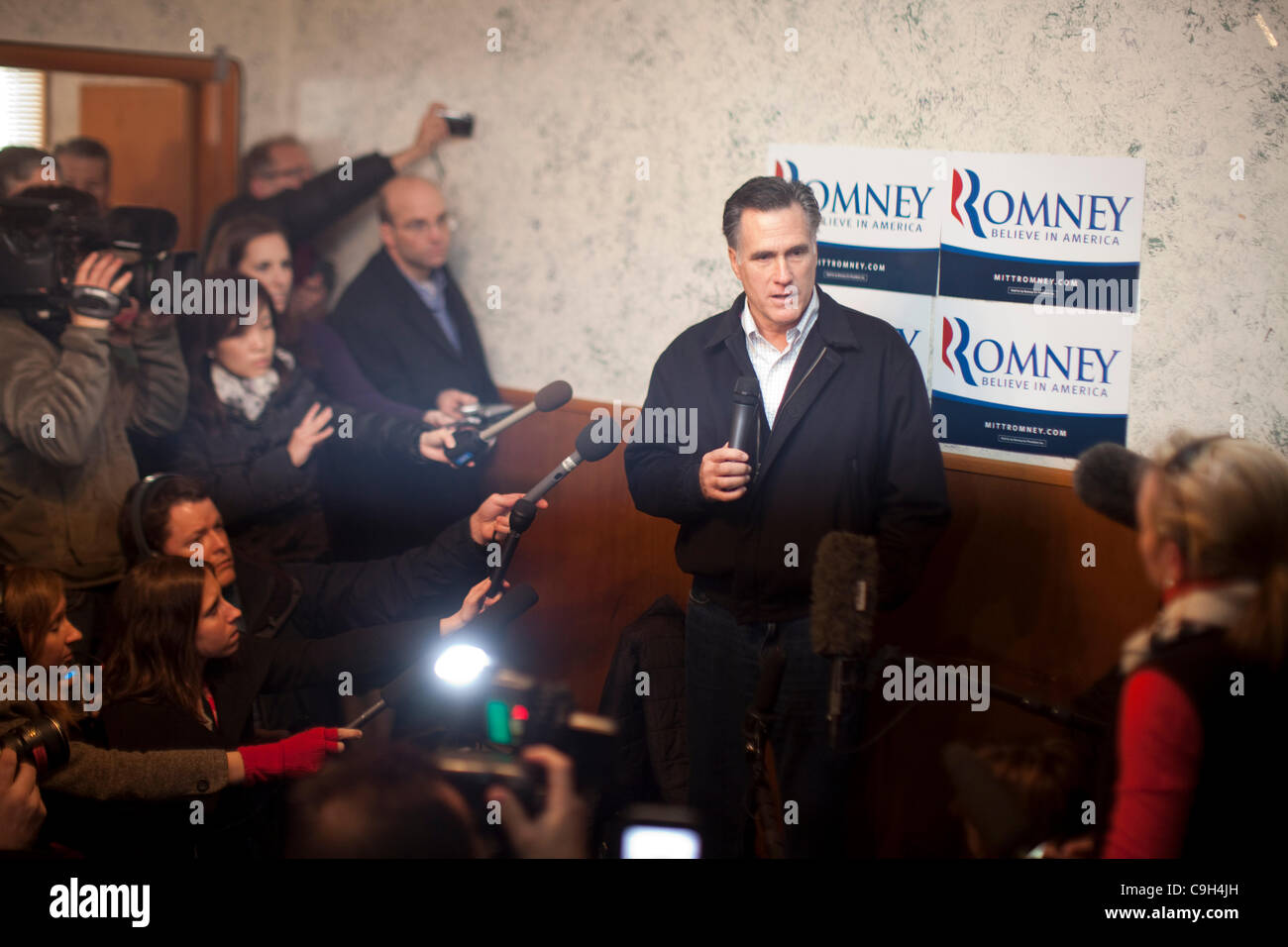 Candidato presidenziale repubblicano Mitt Romney parla di supporti assemblati durante una campagna sosta presso una famiglia diner in western Iowa. Romney è riuscito a scuotere un paio di mani nonostante una scena caotica con più elementi di stampa di elettori schiacciati nel luogo di piccole dimensioni. Foto Stock