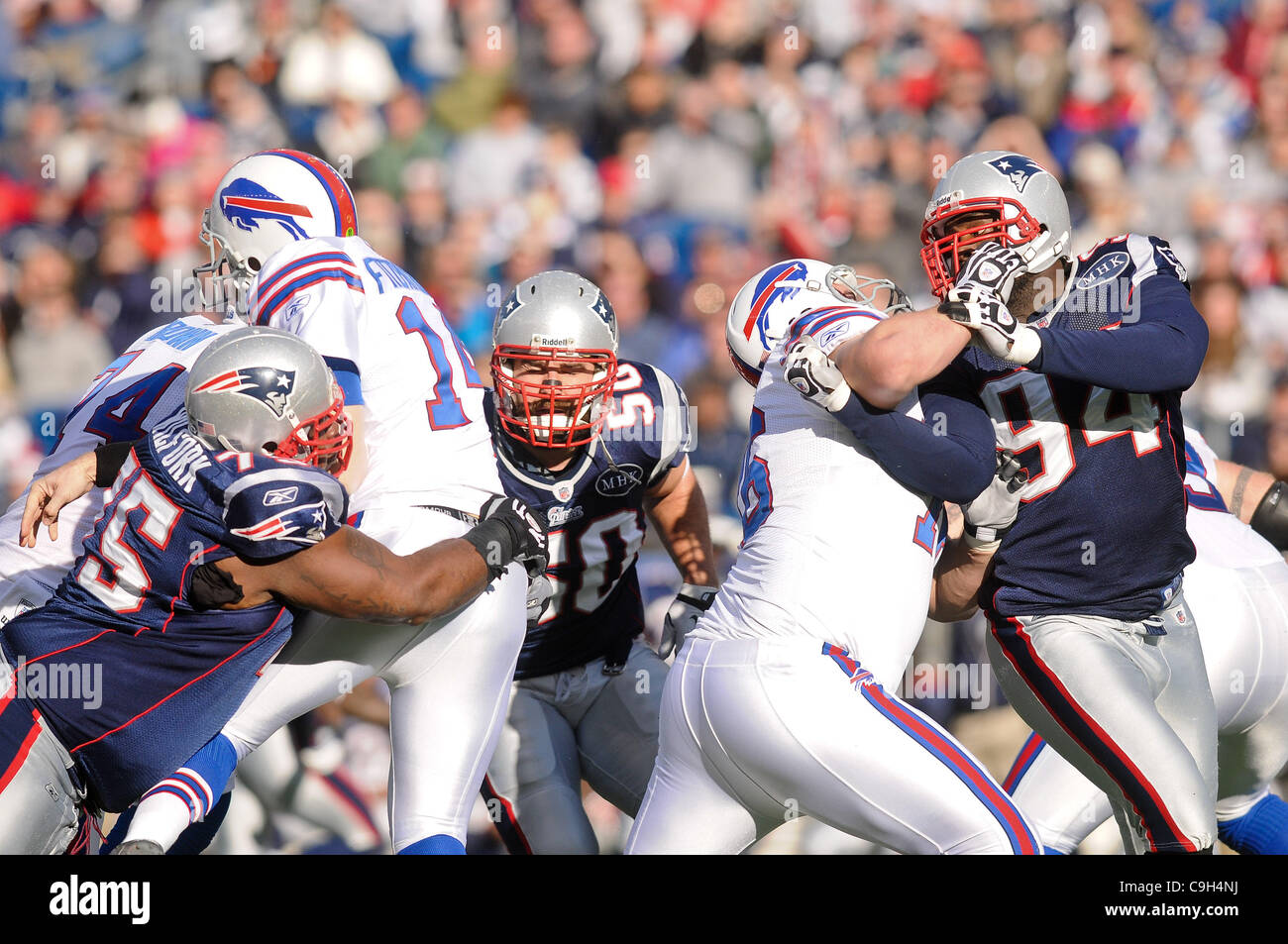 Il 1 gennaio, 2012 - Foxborough, Massachusetts, STATI UNITI - New England Patriots DE Shaun Ellis (94,r), LB Rob Ninkovich (50,c) e NT Vince Wilfork (75,l) pressione Buffalo QB Ryan Fitzpatrick (14). Il New England Patriots cliente 49 punti senza risposta per sconfiggere le fatture della Buffalo 49 - 21 a Gillette Stadium. Foto Stock