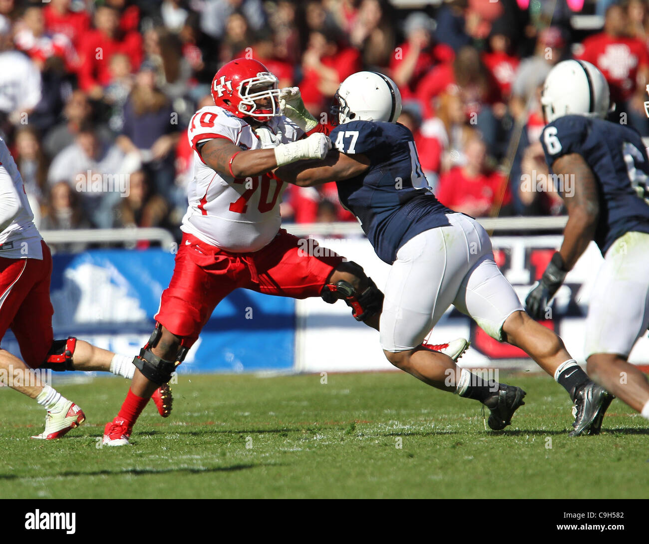 Gen 2, 2012 - Dallas, Texas, Stati Uniti d'America - Houston Cougars per guardafili offensivo Chris Thompson (70) e Penn State Nittany Lions lineman difensivo Jordan Hill (47) in azione durante il biglietto City Bowl gioco tra la Penn State Nittany Lions e la University of Houston Cougars, playe Foto Stock